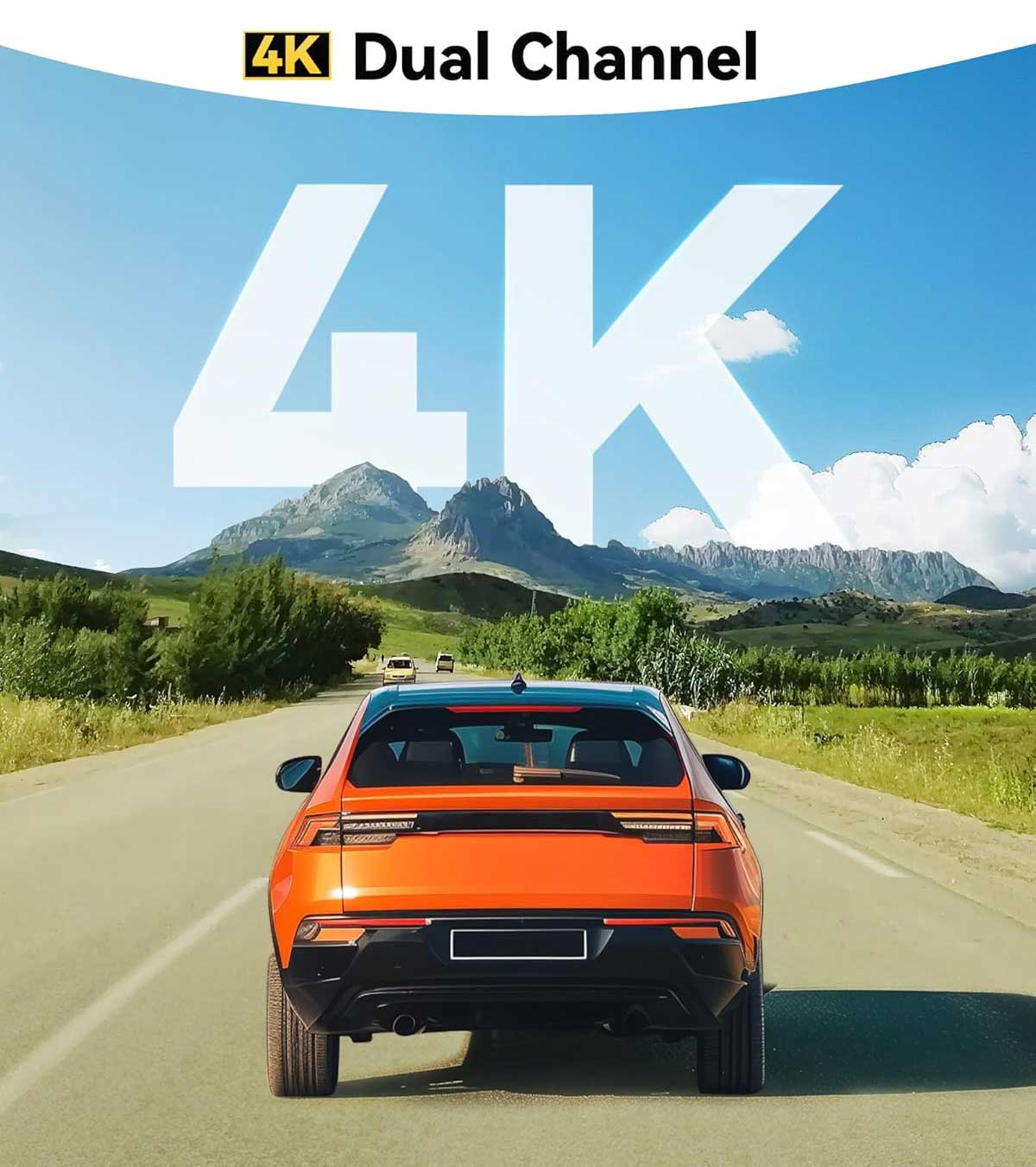 Oranje auto rijdt op weg met bergen en 4K-tekst in de lucht.