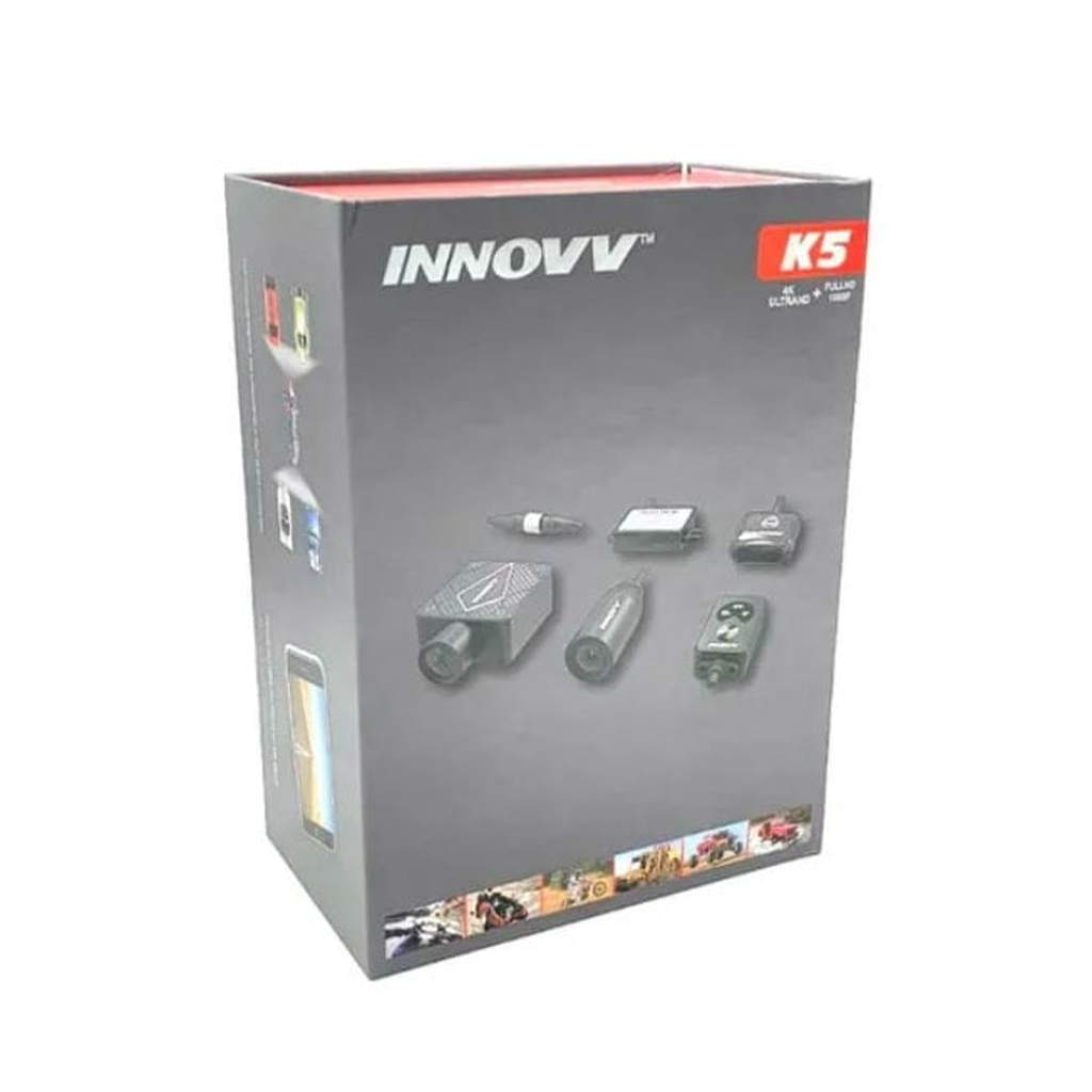 Innovv K5 doos met camera's en accessoires. Witte achtergrond.