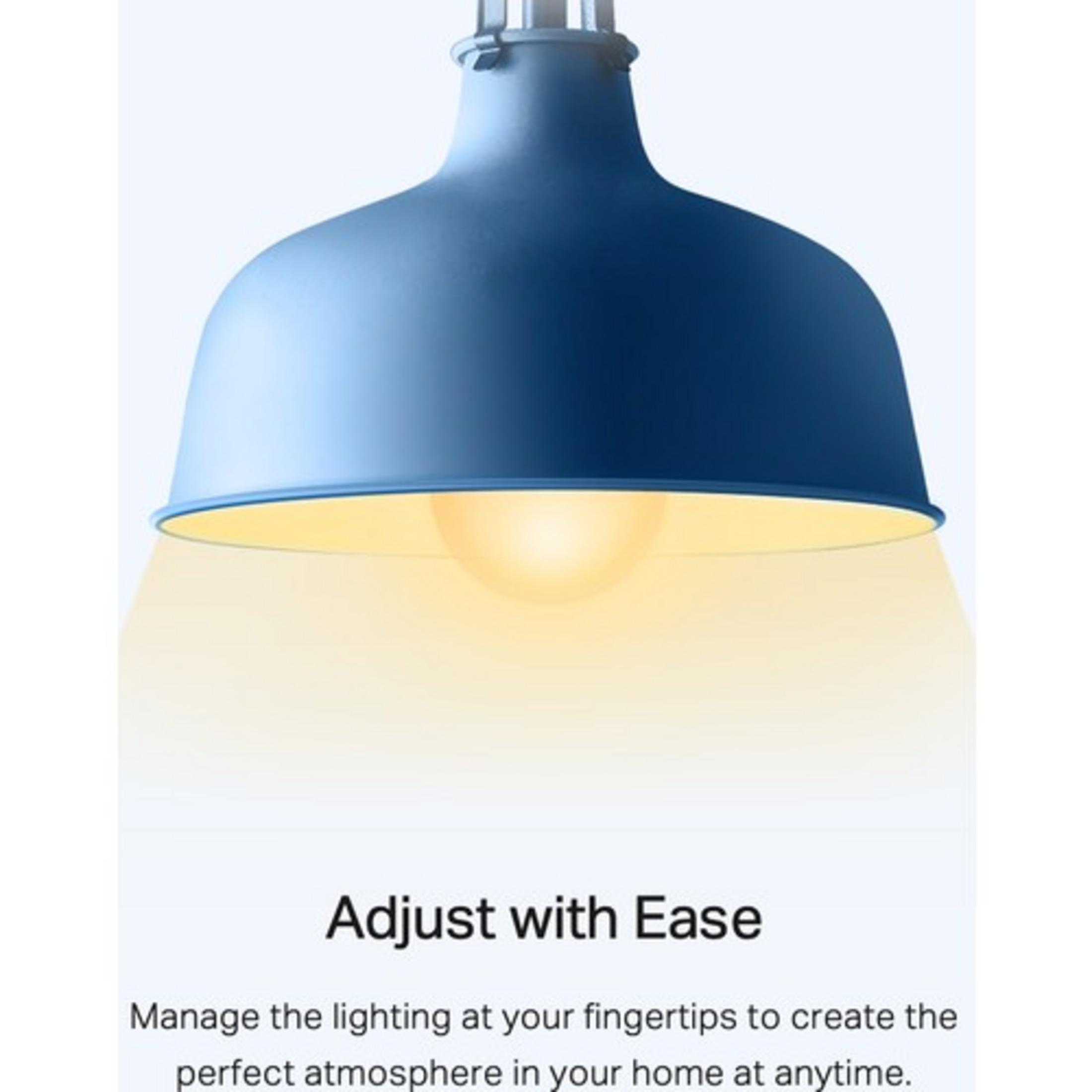 Une lampe bleue émet une lumière jaunâtre vers le bas.