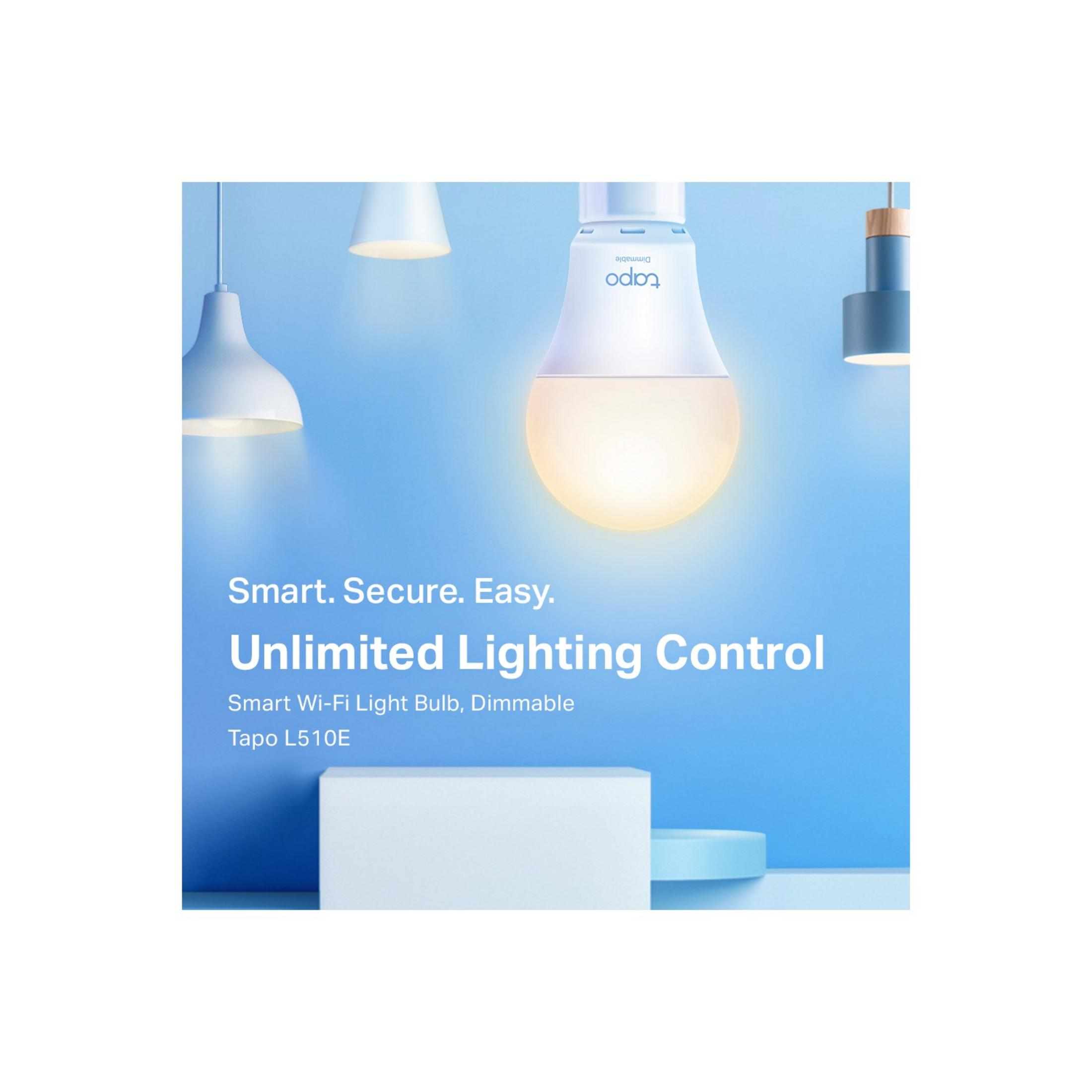 Une ampoule connectée dimmable Tapo brille sur fond bleu.