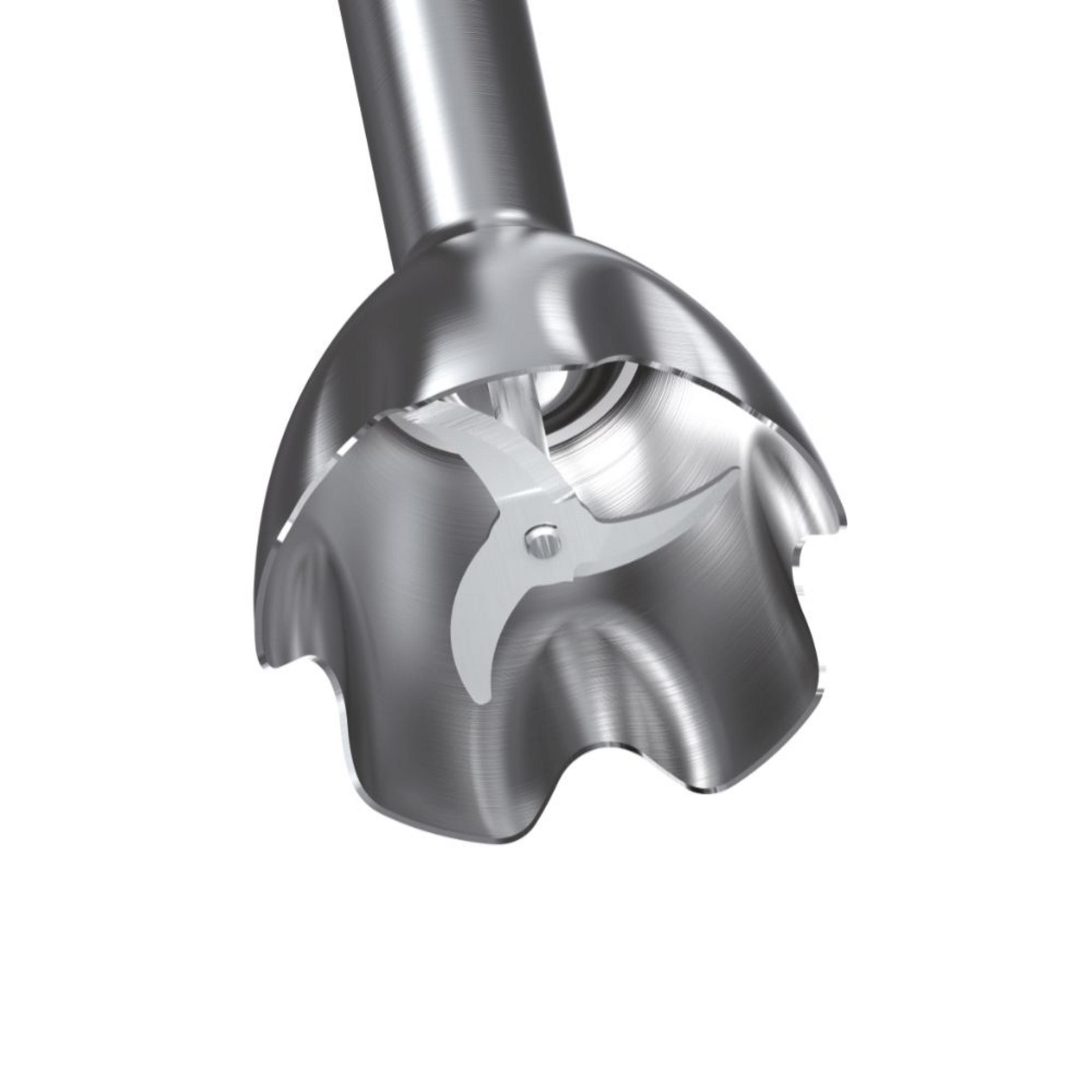 Zbliżenie srebrnego ostrza blendera ręcznego z trzema nożami.