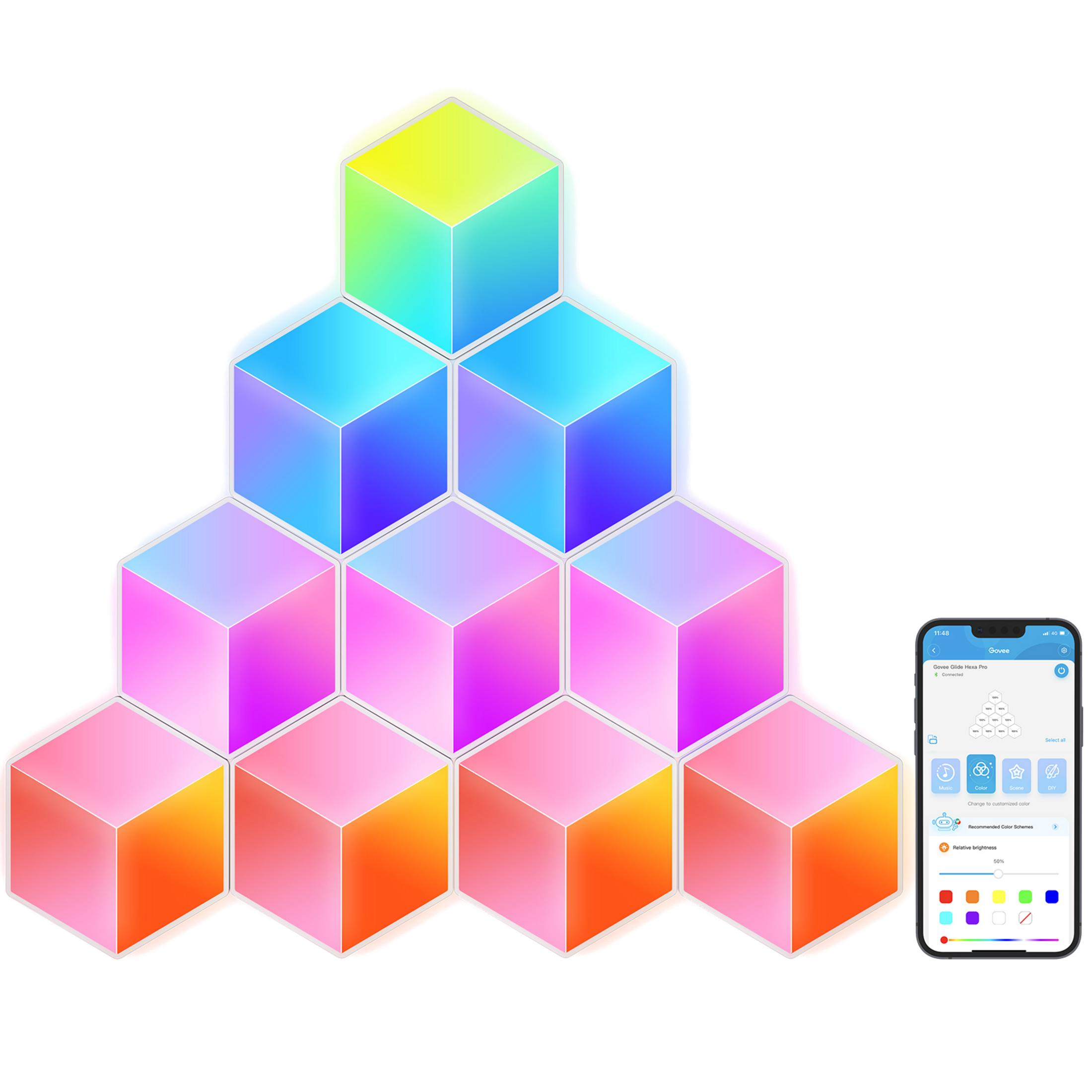 Cubi multicolori impilati a forma di piramide accanto a uno smartphone che mostra un'app.