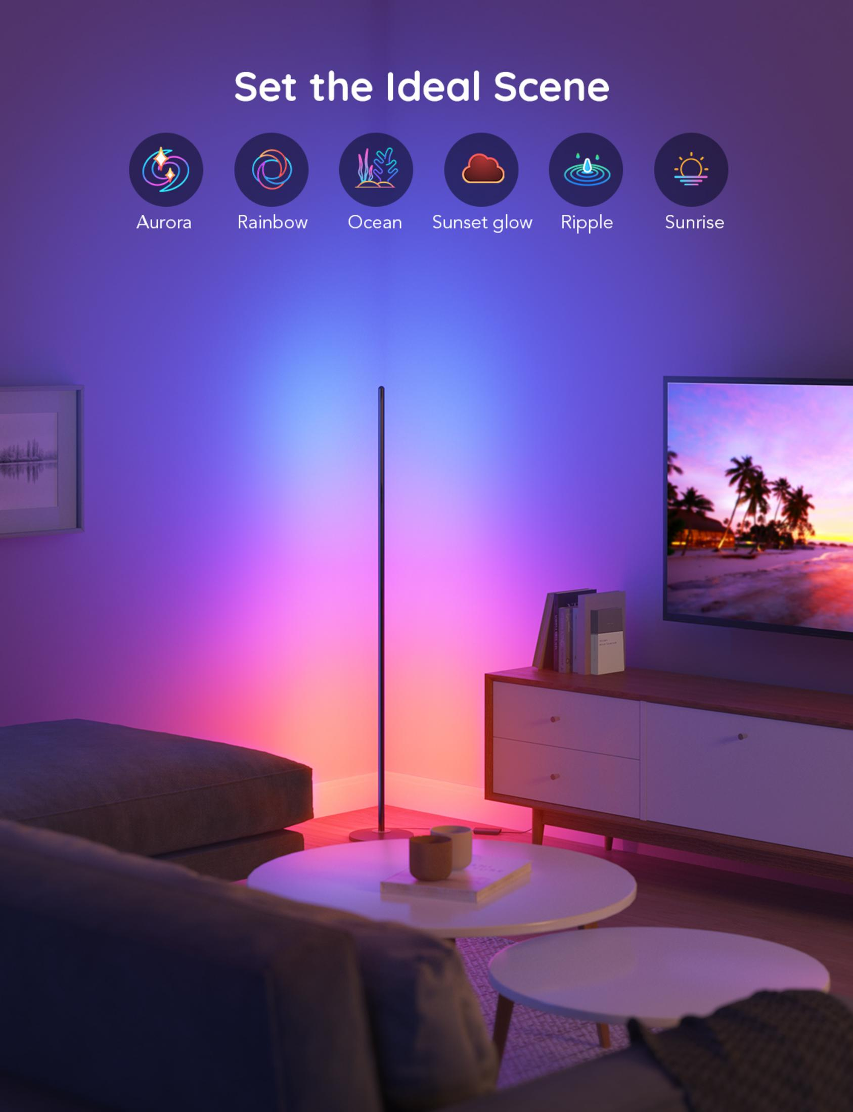 Salon z lampą stojącą rzucającą fioletowe światło. Widoczna sofa, stolik kawowy i TV.