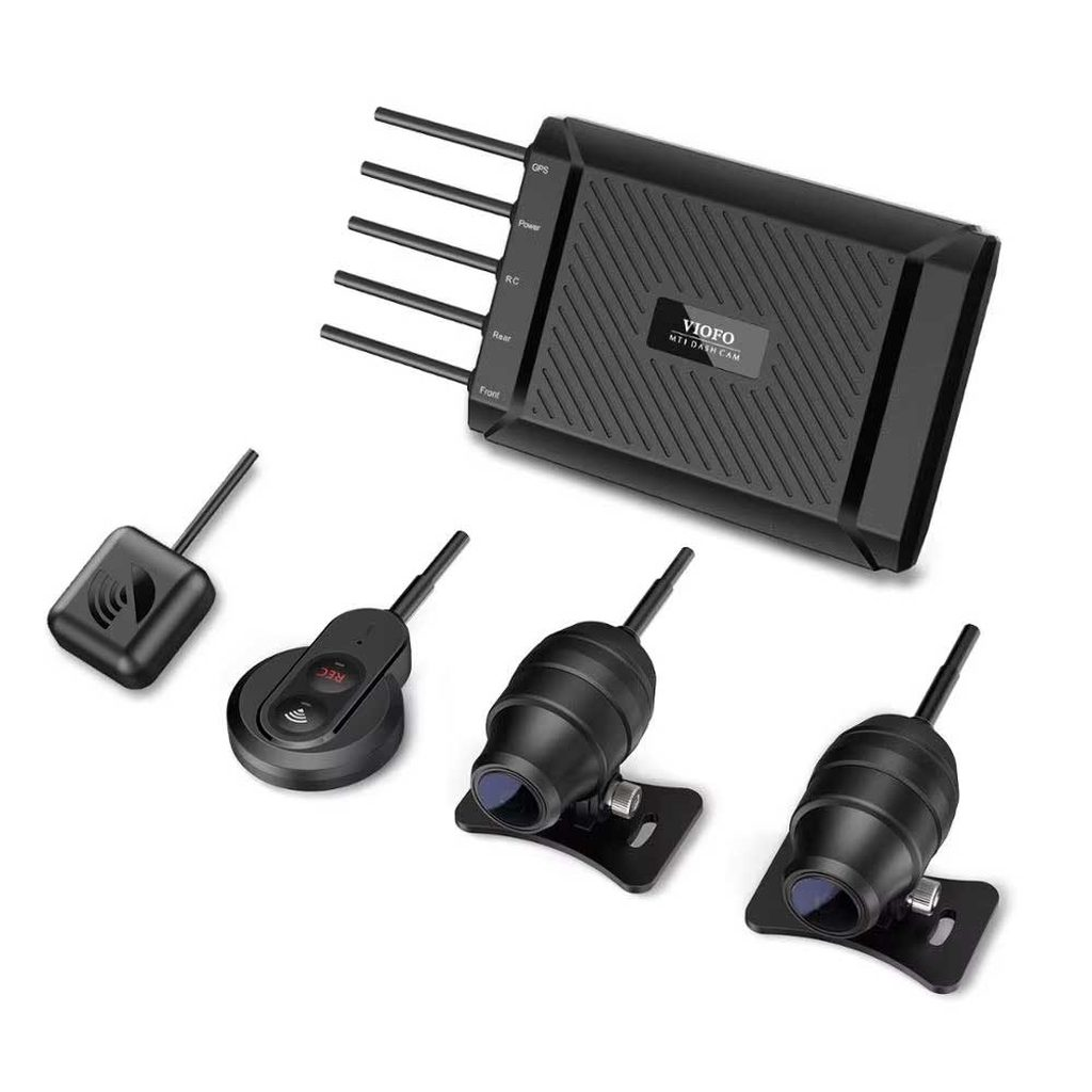 Vier zwarte dashcam-componenten: een module met antennes, twee camera's en een kleine afstandsbediening.