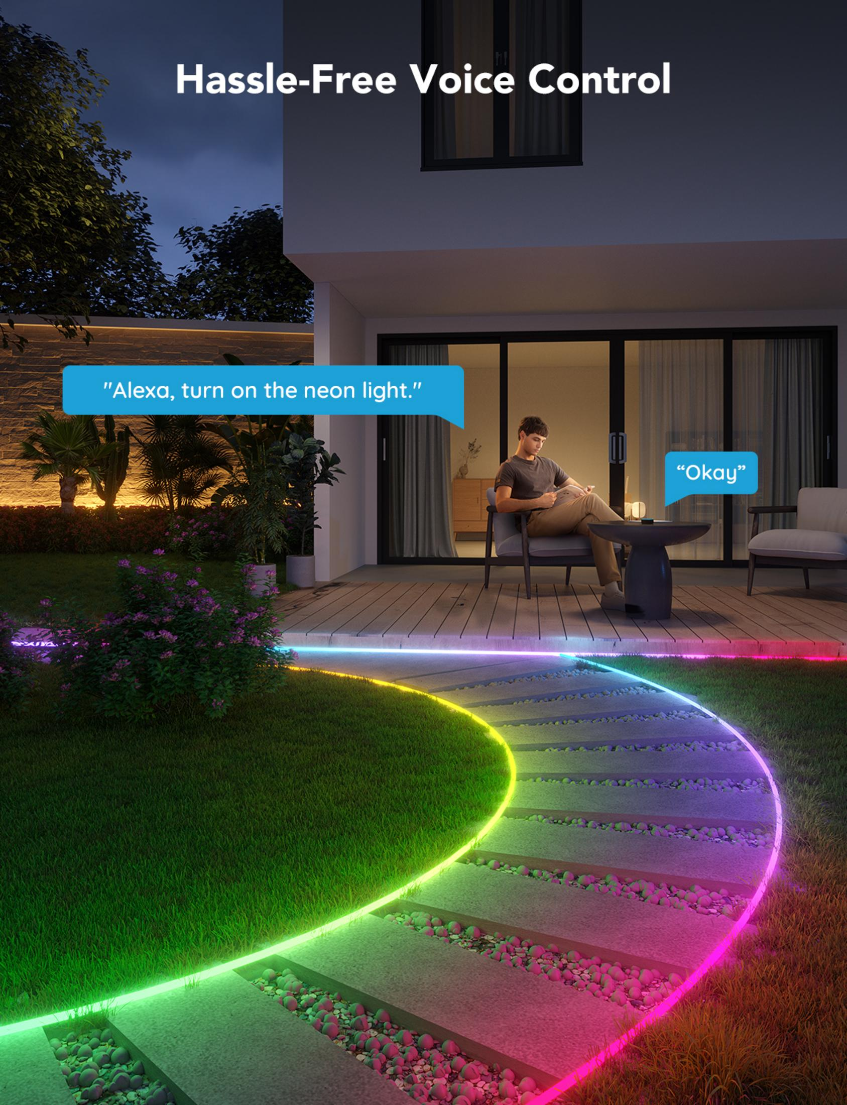 Un uomo siede su un patio, viene dato un comando vocale, brillano luci colorate.