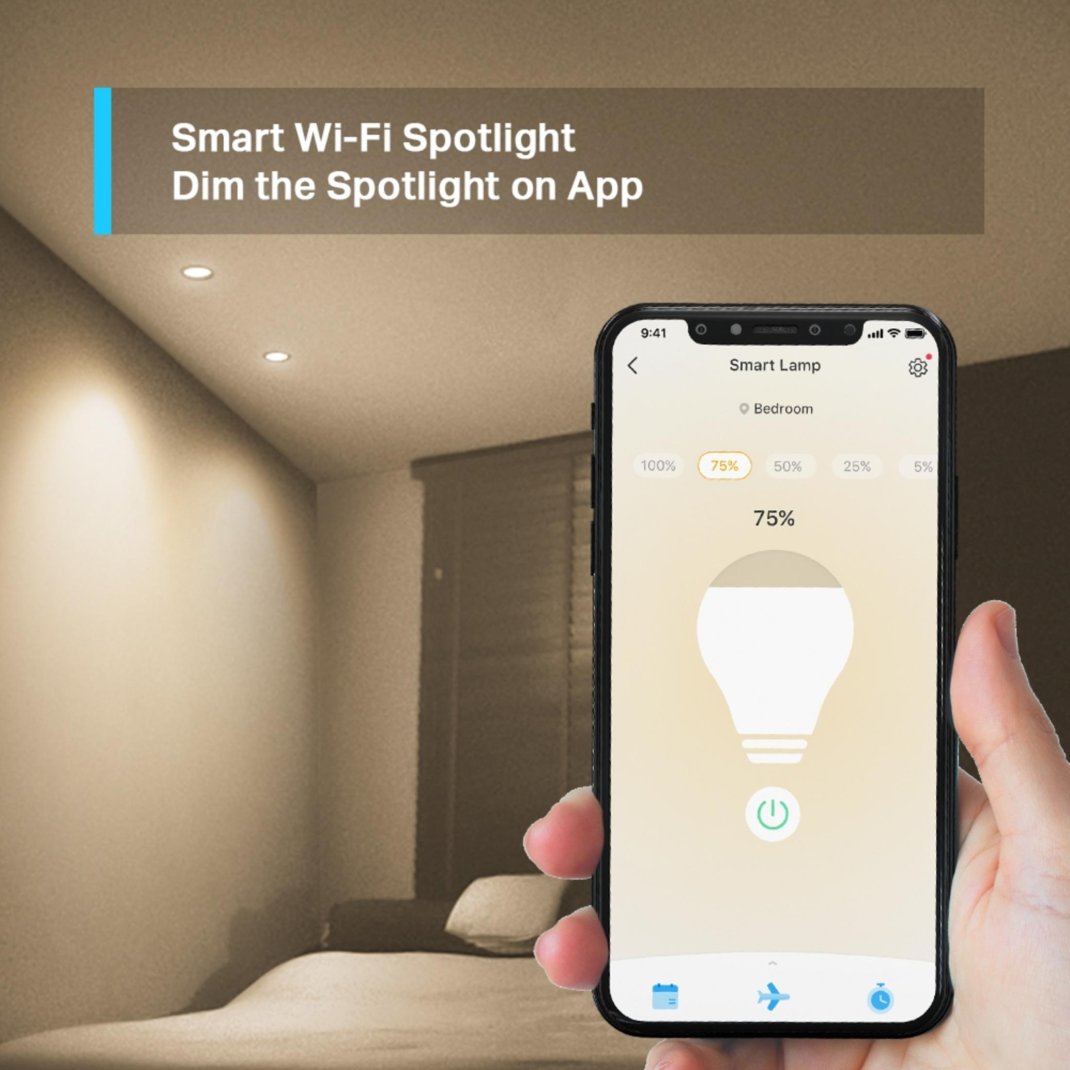 Main tenant un smartphone avec une application pour contrôler une lampe connectée dans une chambre.