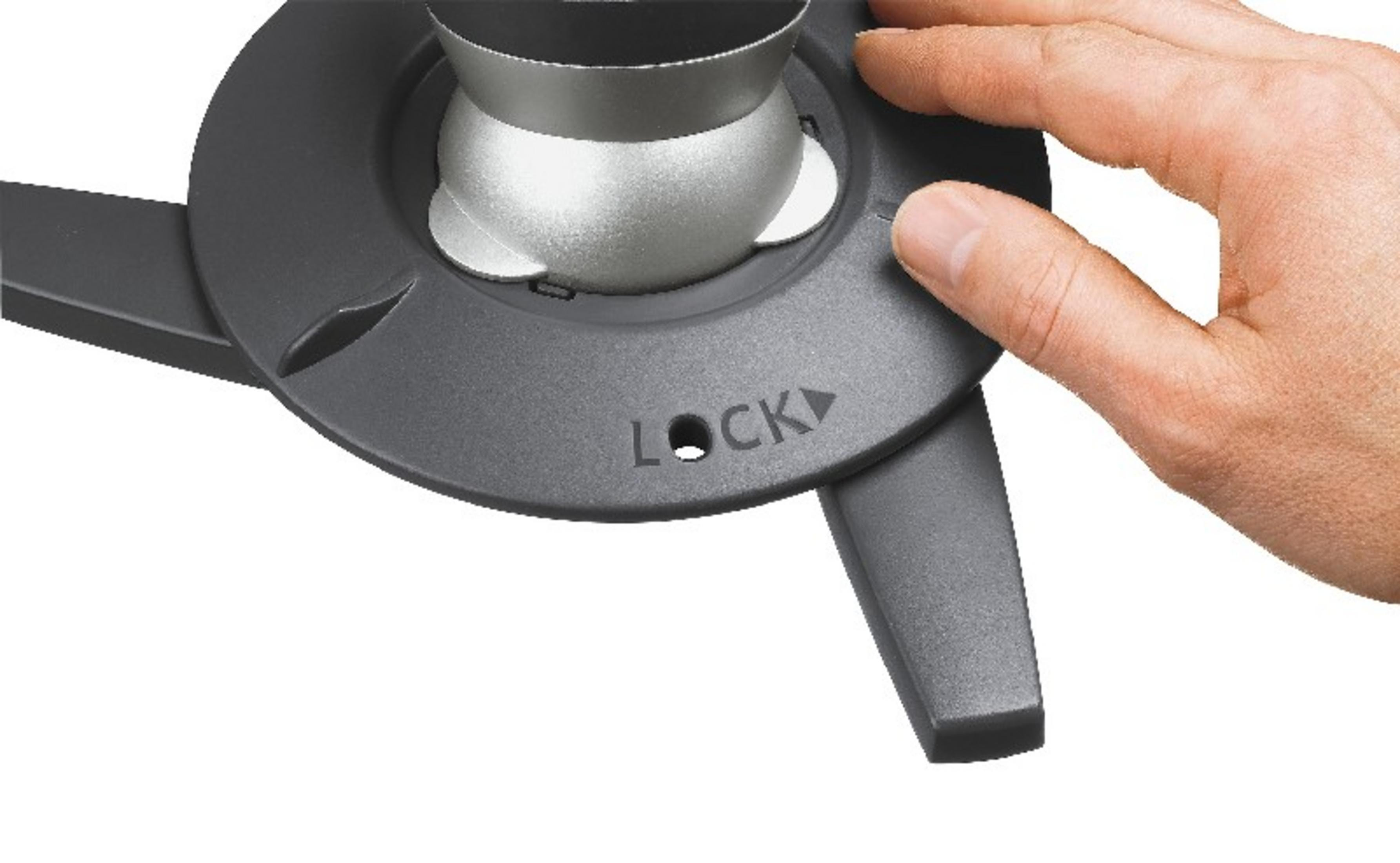 Dłoń obracająca czarne pokrętło z napisem LOCK.