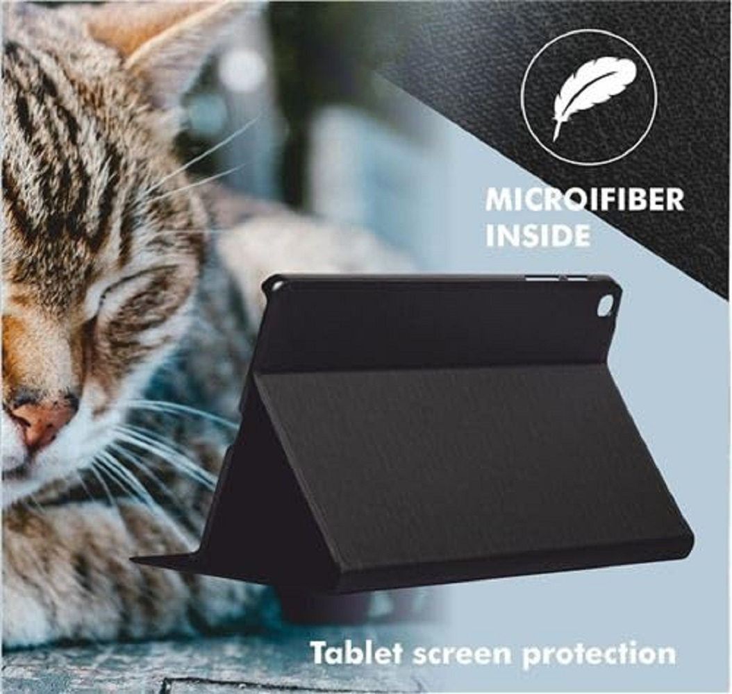 Una funda negra para tableta se alza junto a un gato.