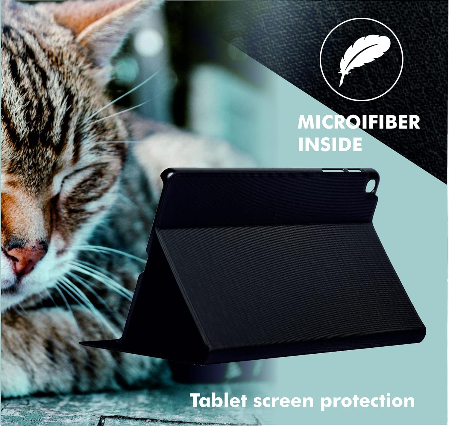 Gato junto a soporte para tablet negro con forro de microfibra.