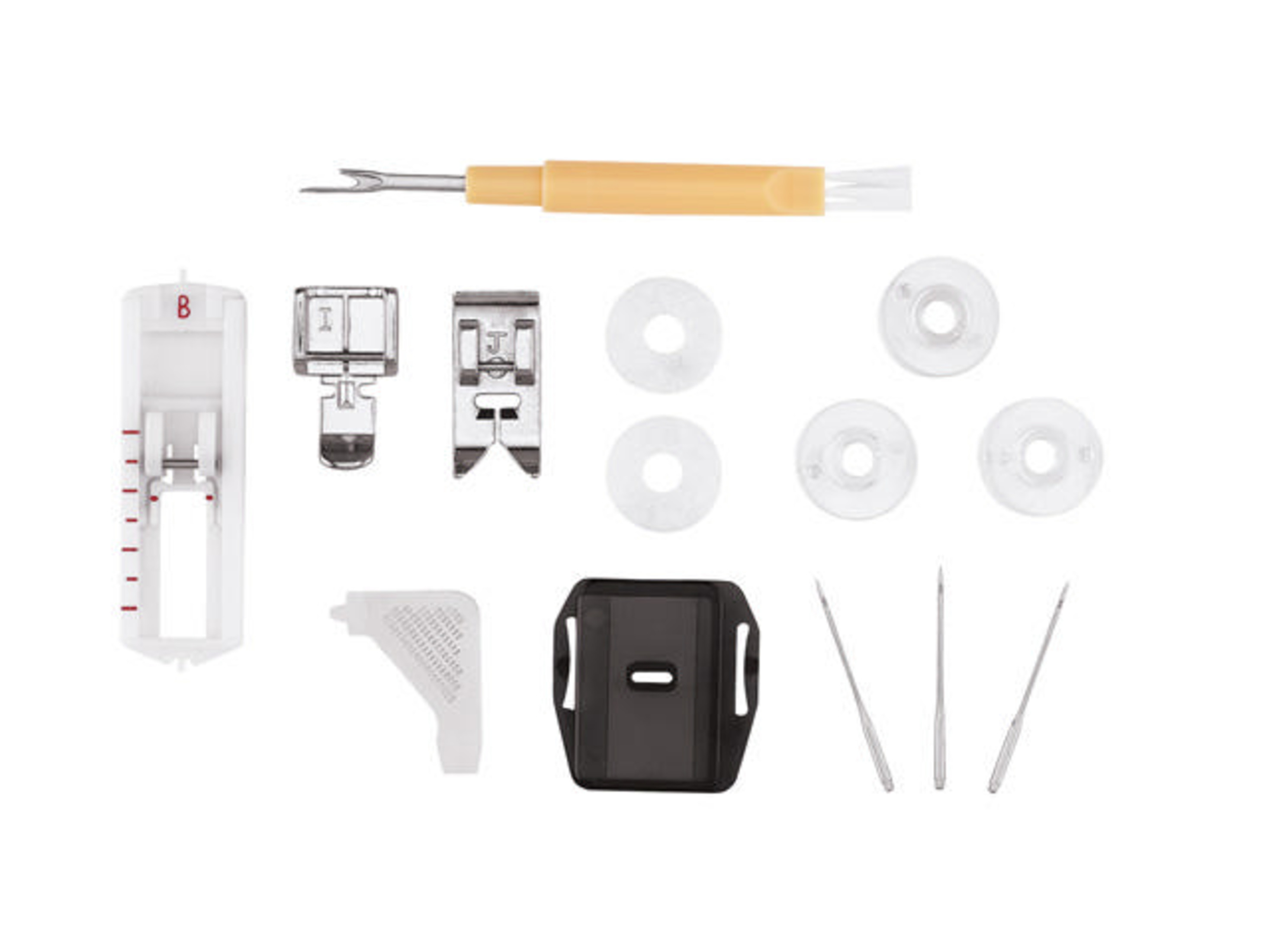 Akcesoria do maszyny do szycia: stopka, igły, szpulki i narzędzie.