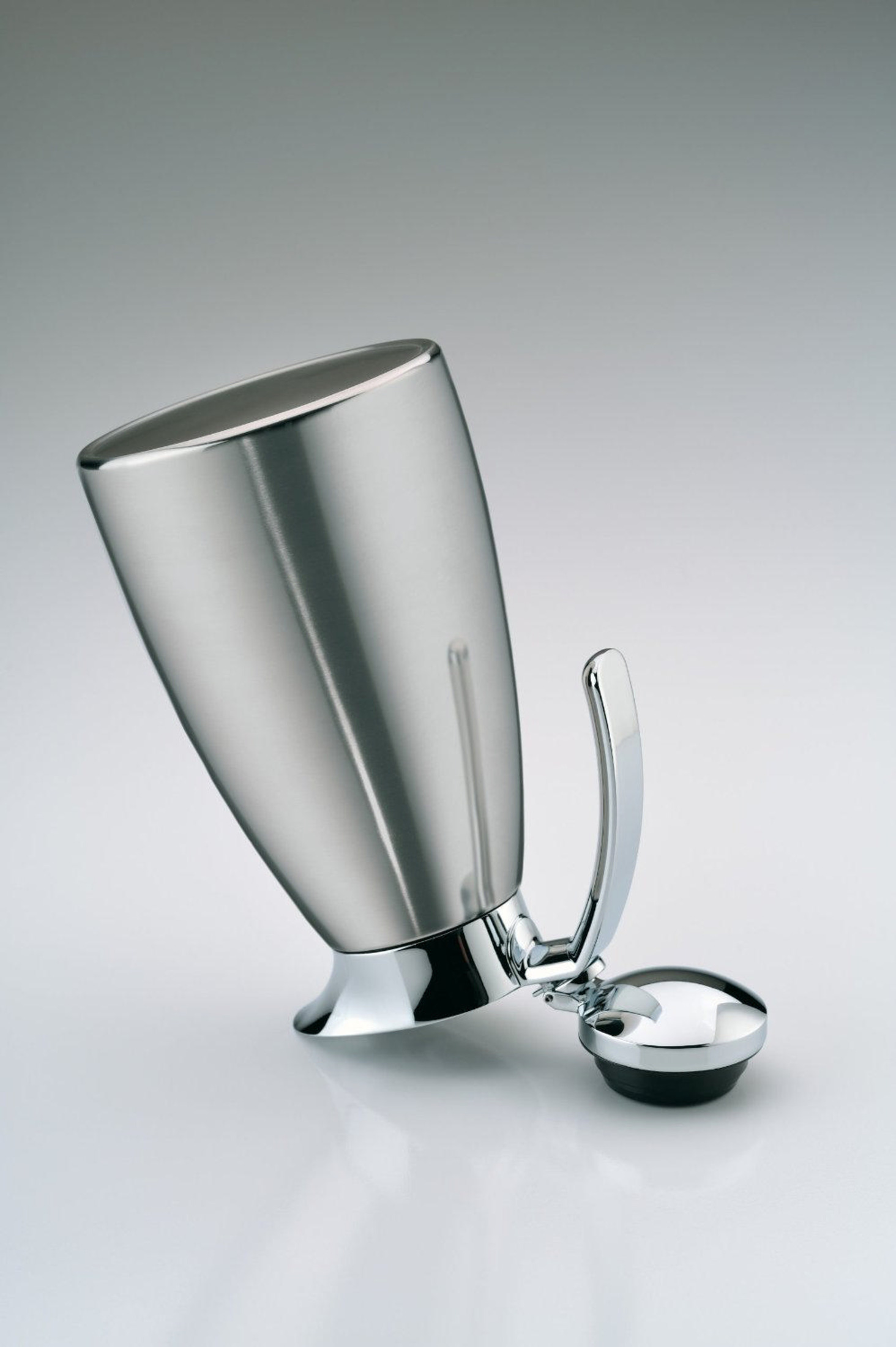 Eine silberne Teekanne mit Griff und Deckel auf weißem Hintergrund.