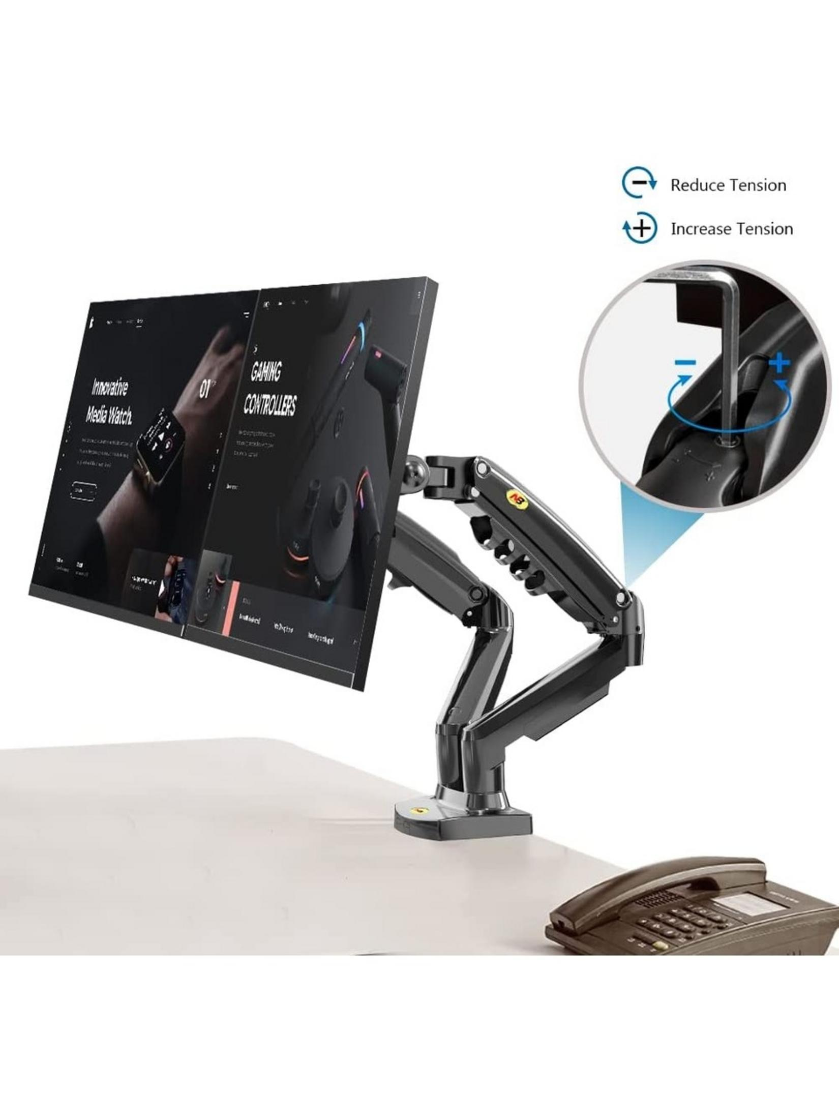 Siyah bir monitör kolu, masanın üzerinde bir telefonla monitörü tutuyor.