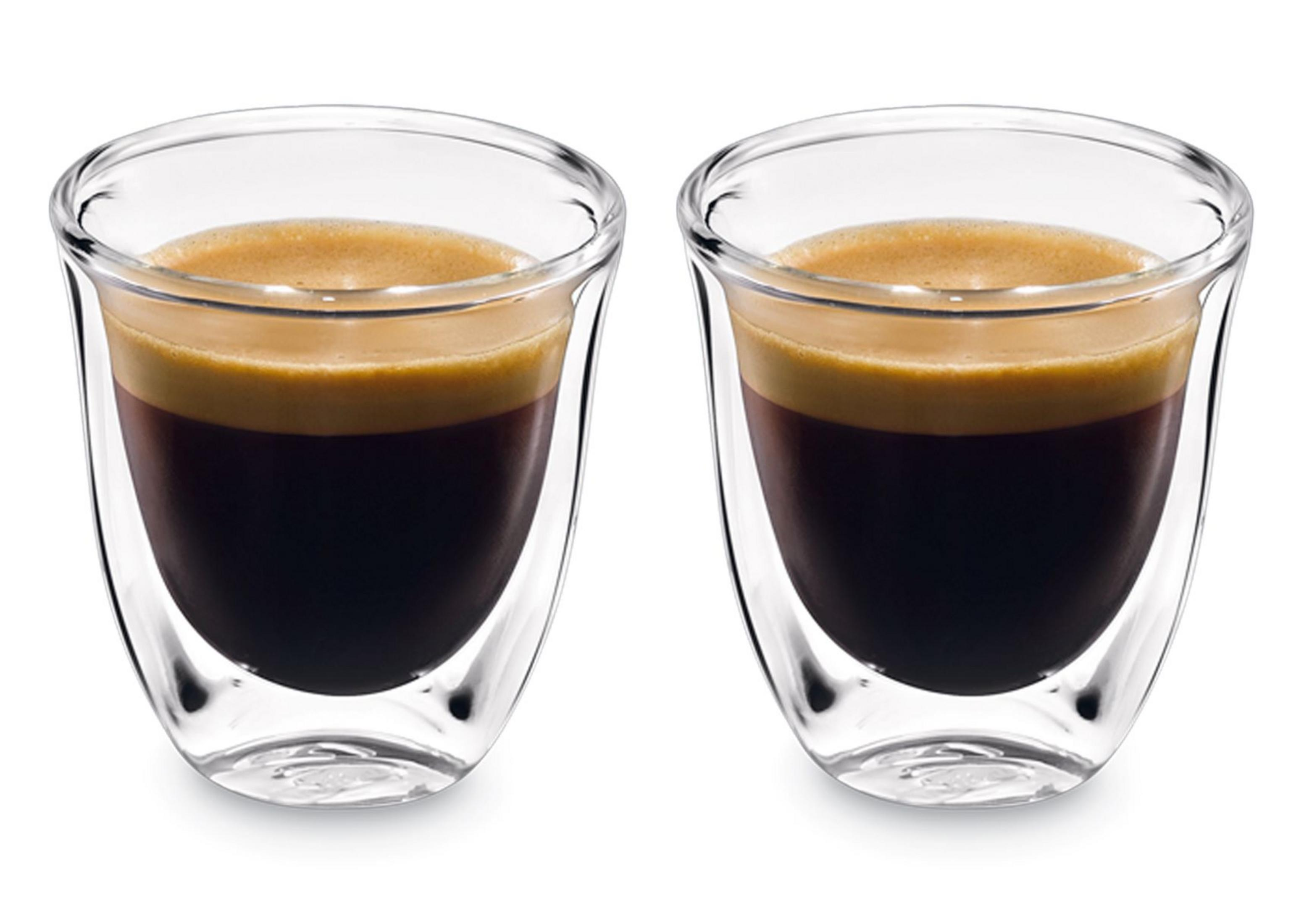 Kremalı iki espresso bardağı, beyaz arka plan üzerinde.