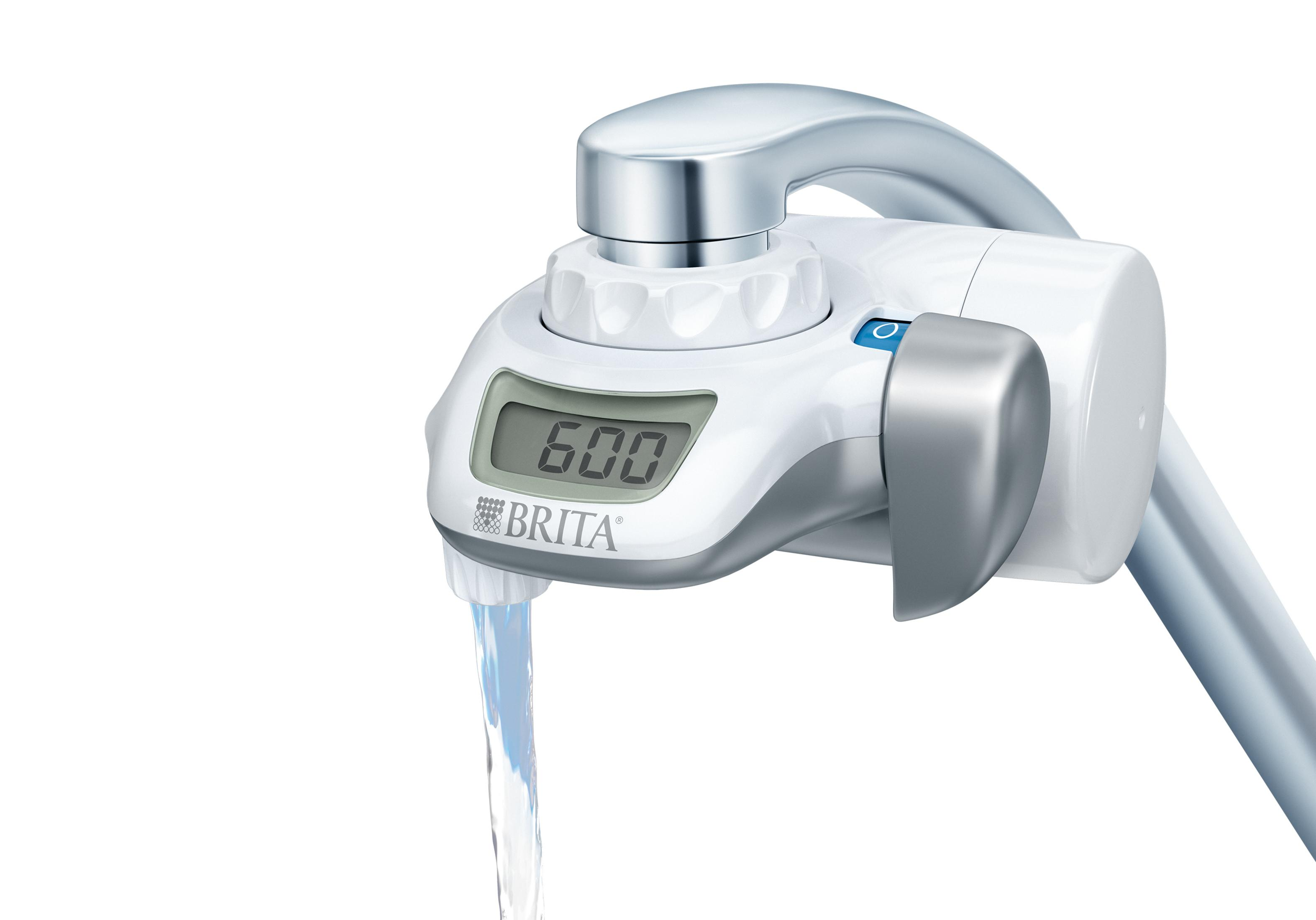 Filtr Brita do kranu z cyfrowym wyświetlaczem. Płynie woda.