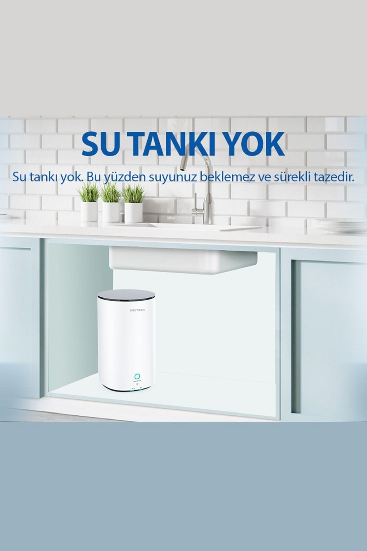 Siyah kapaklı beyaz silindirik bir su filtresi mutfak lavabosunun altında duruyor. Üstte "SU TANKI YOK" yazısı var.