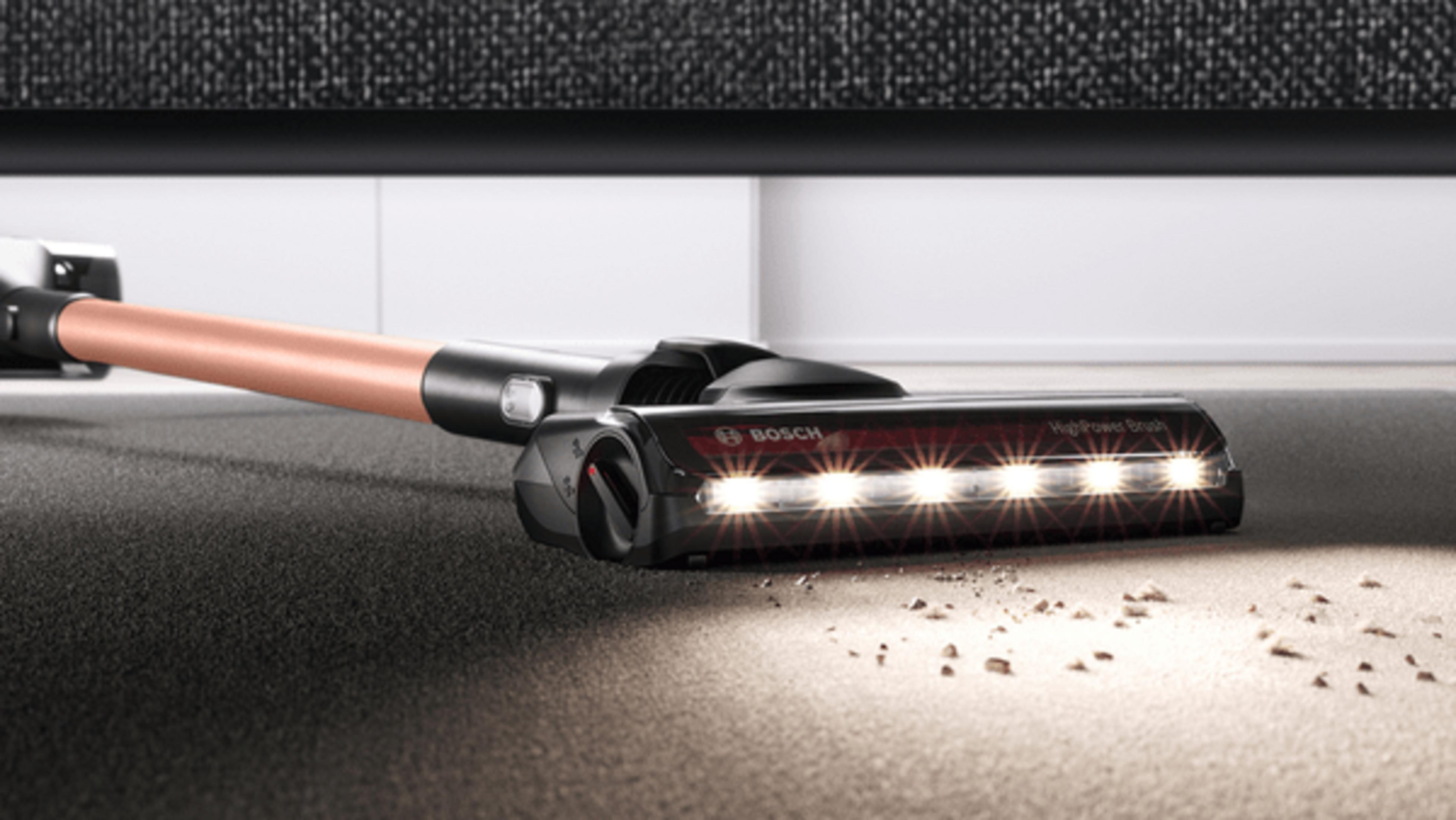 Czarna głowica odkurzacza Bosch na baterie ze światłami czyści dywan.