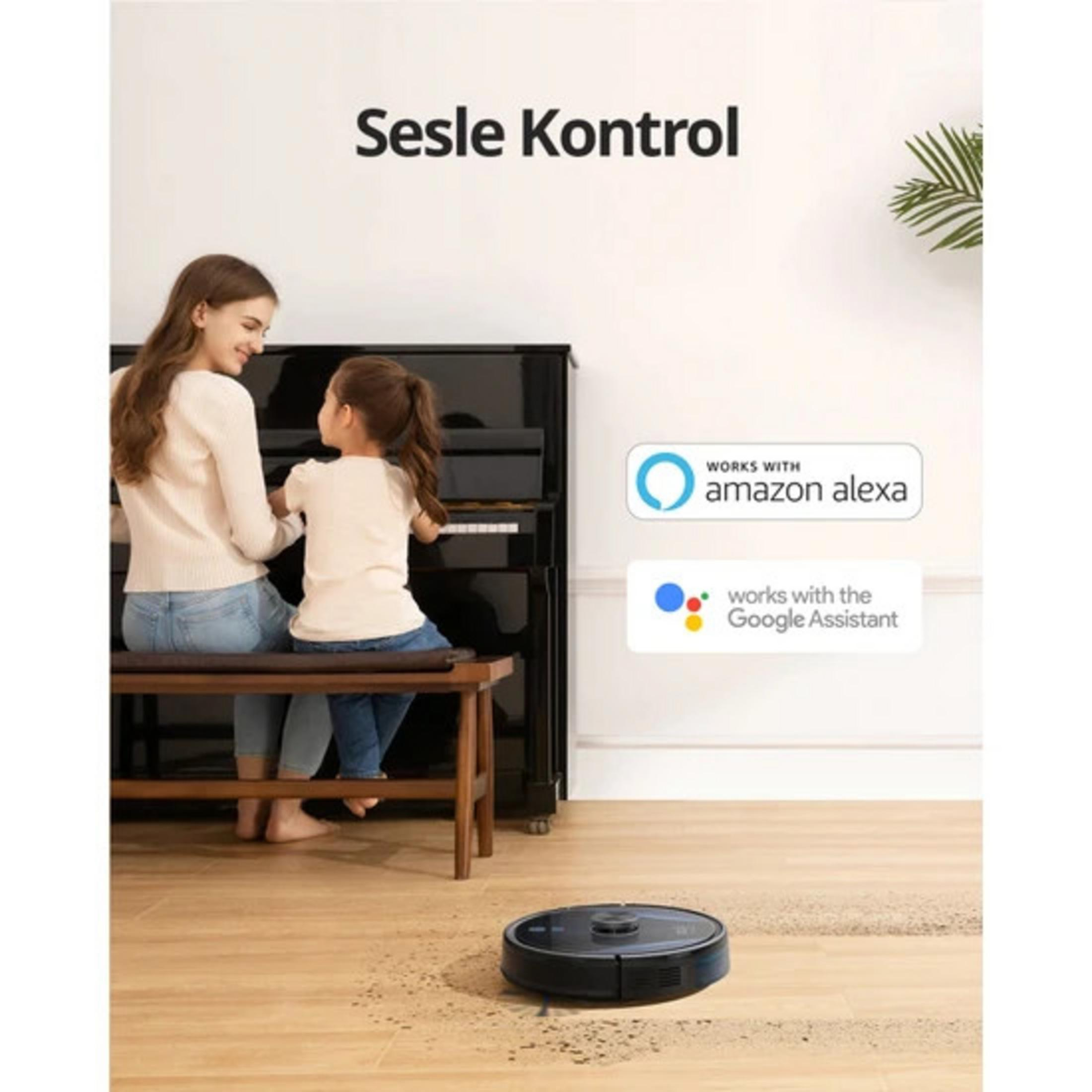 Un robot aspirapolvere pulisce un pavimento in legno mentre una donna e una bambina suonano il pianoforte.