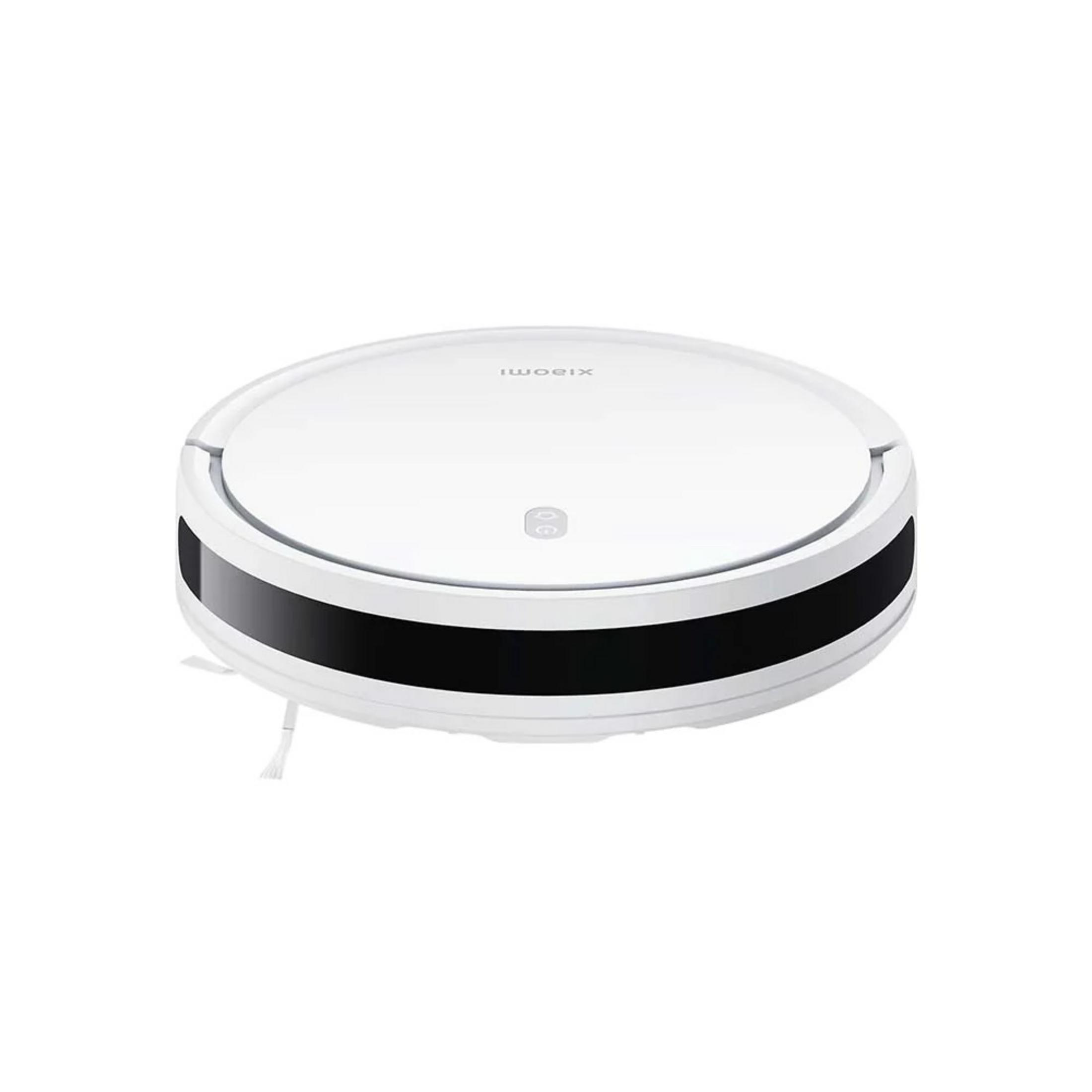 Biały robot sprzątający z czarnym paskiem i logo Xiaomi na białym tle.