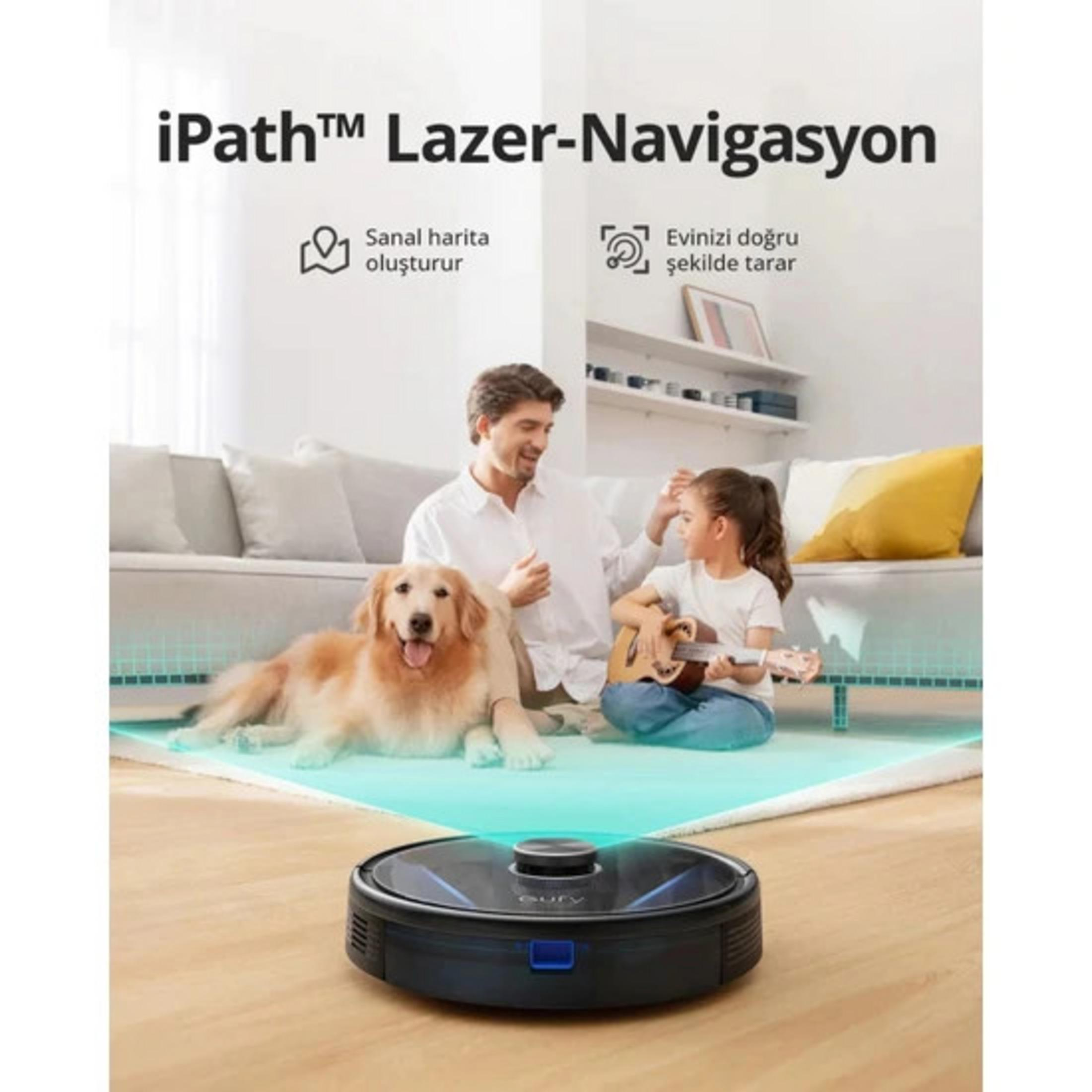 Un robot aspirapolvere naviga in un soggiorno con cane, uomo e bambino.
