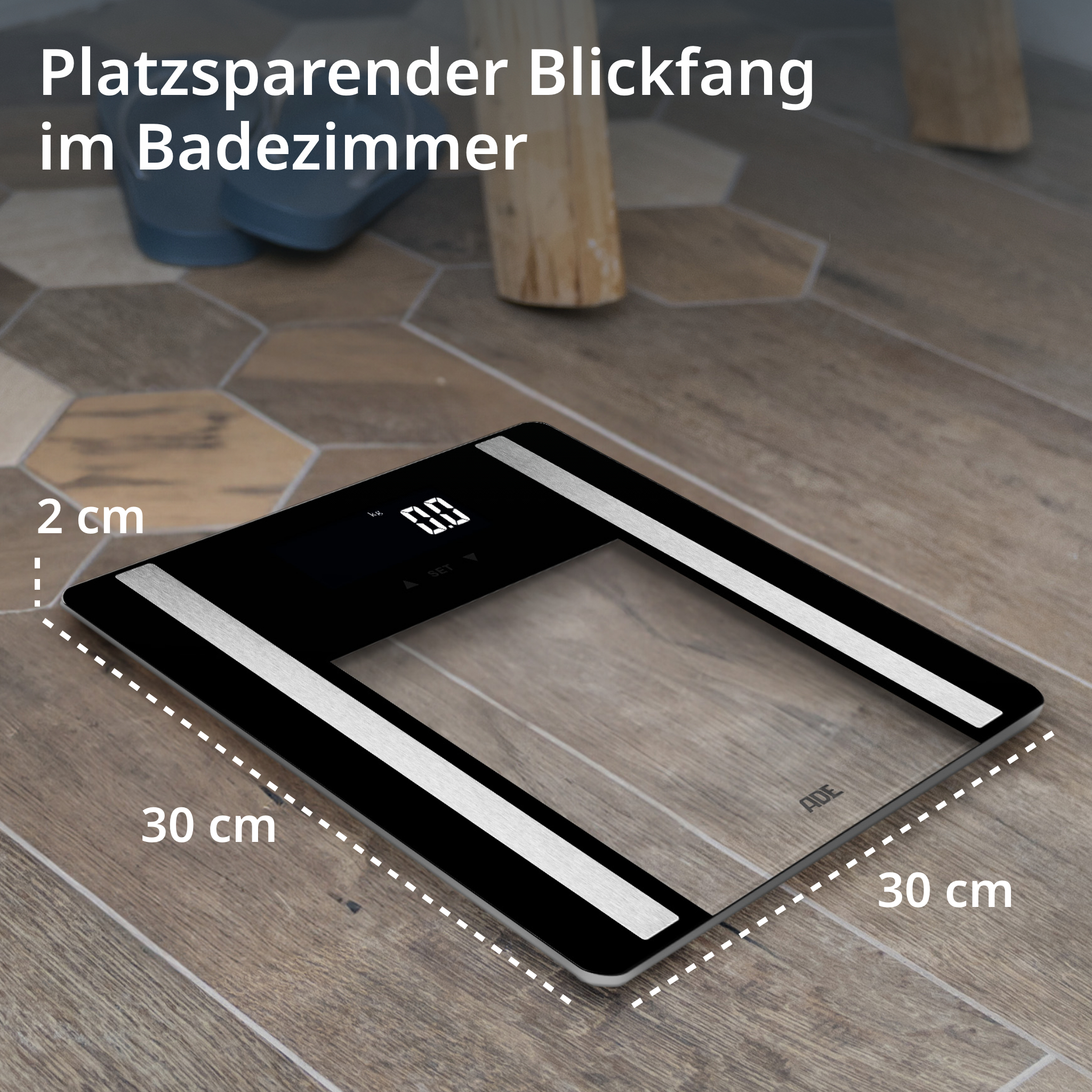 Schwarze Glaswaage mit silbernen Akzenten auf Holzboden.