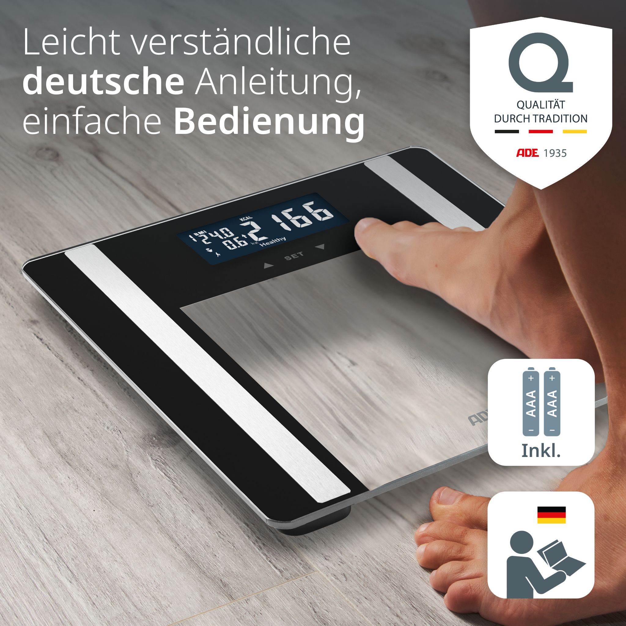 Eine Person benutzt eine digitale Personenwaage mit einem hellen Display.