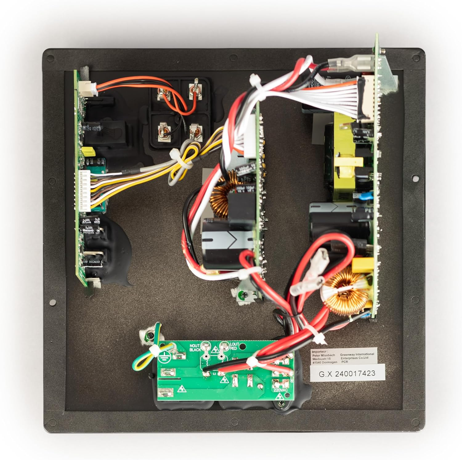 Ein offenes elektronisches Bauteil mit vielen Drähten und Platinen.