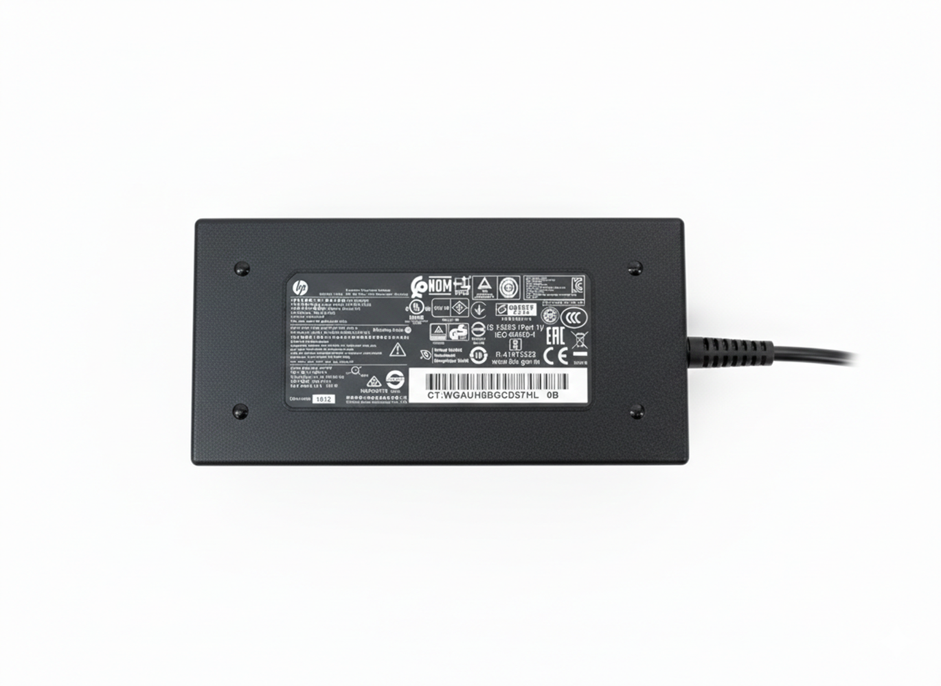 Schwarzer HP Netzadapter mit diversen Zertifizierungslogos und Modellnummer.