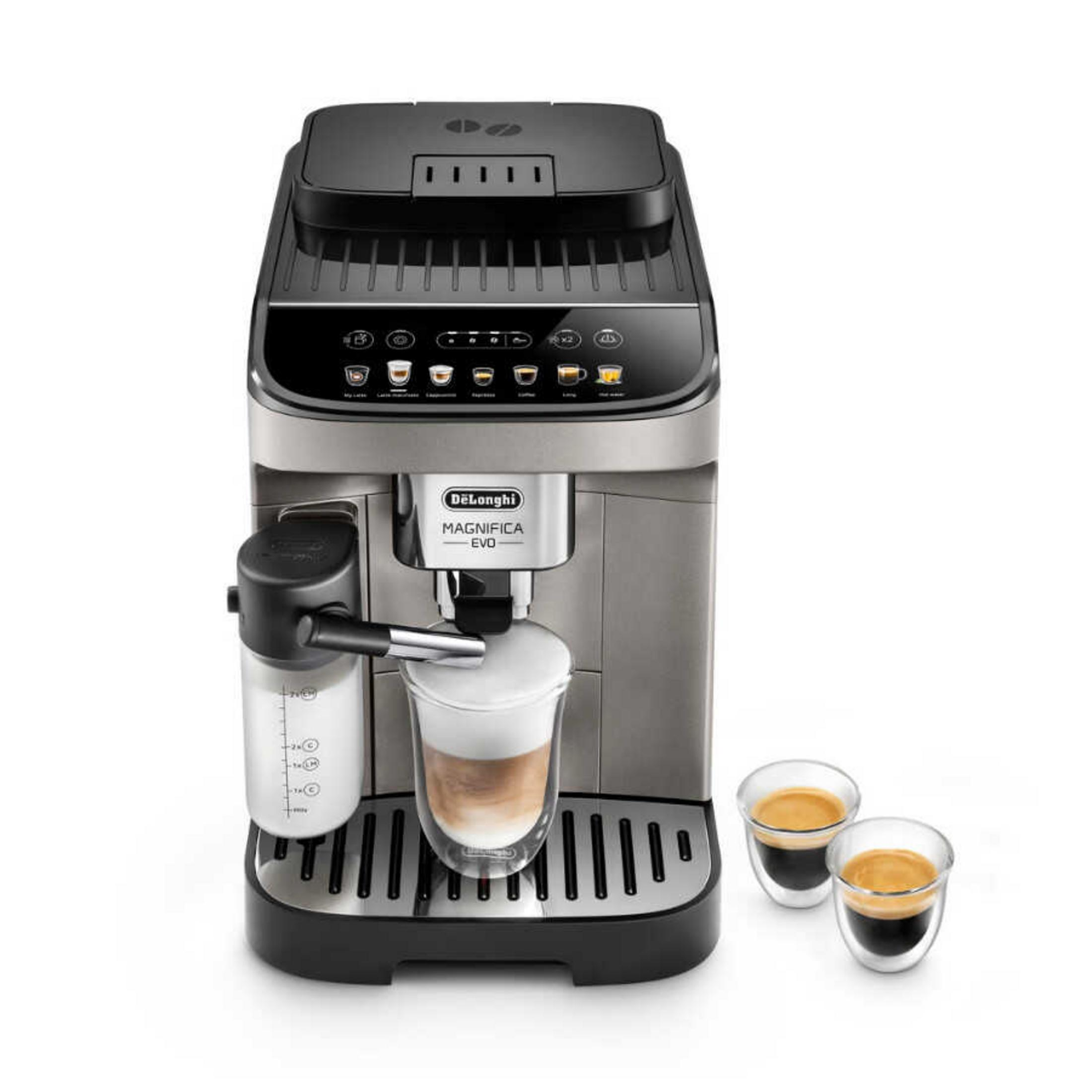 Una cafetera DeLonghi plateada con jarra de leche y dos tazas de espresso.
