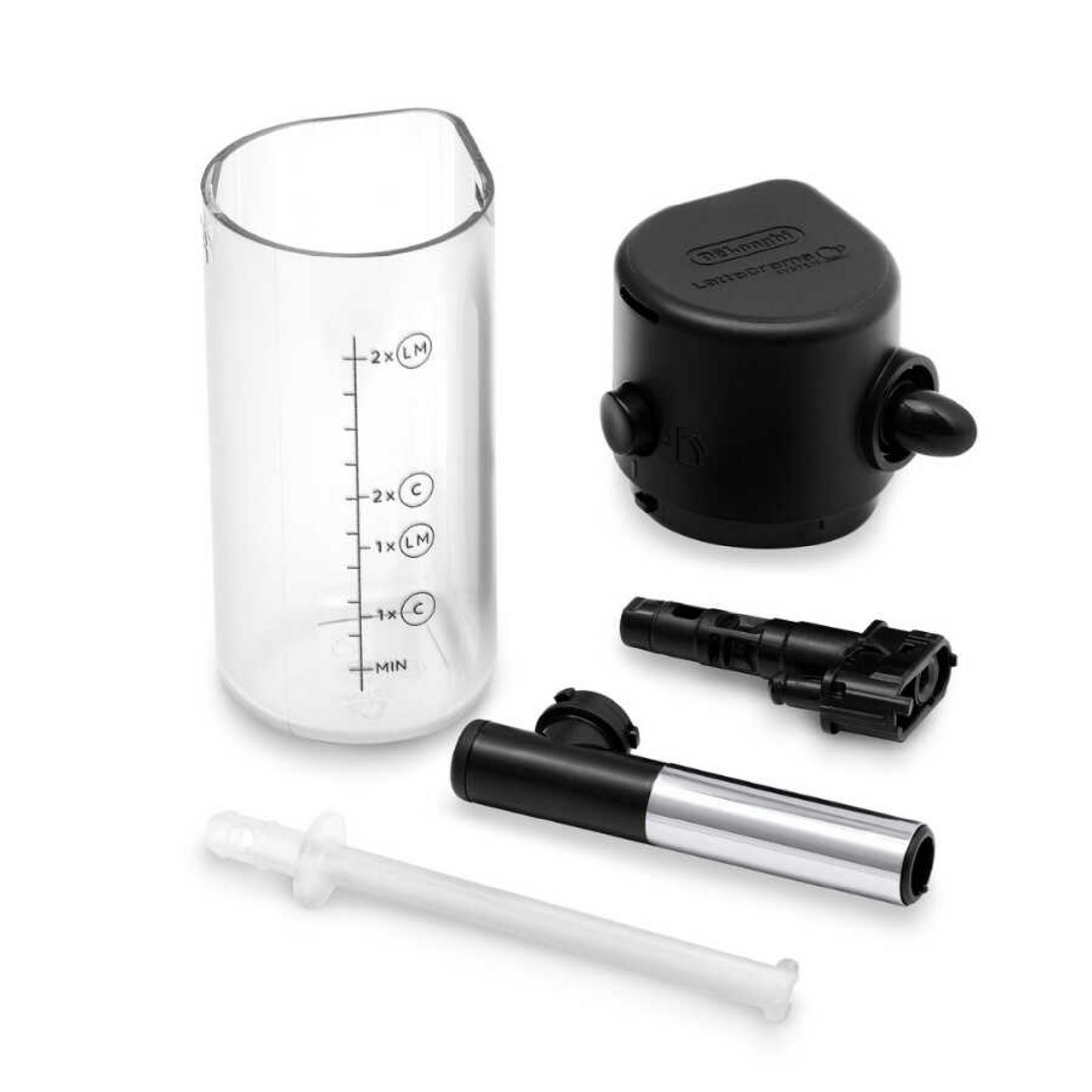 Una jarra medidora transparente con marcas, tapa negra y piezas para leche.