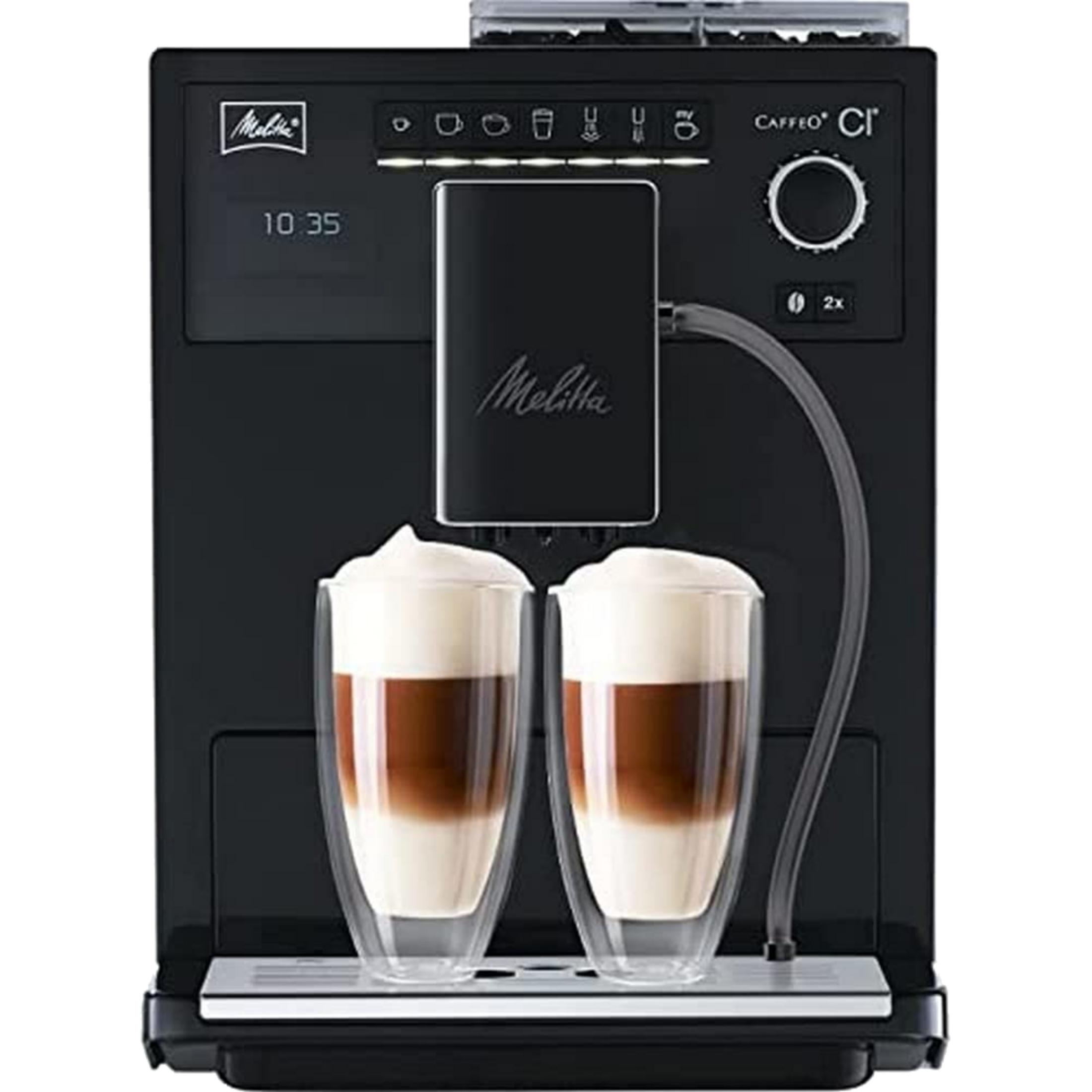 Kaffeemaschine mit zwei Gläsern Milchschaumkaffee.