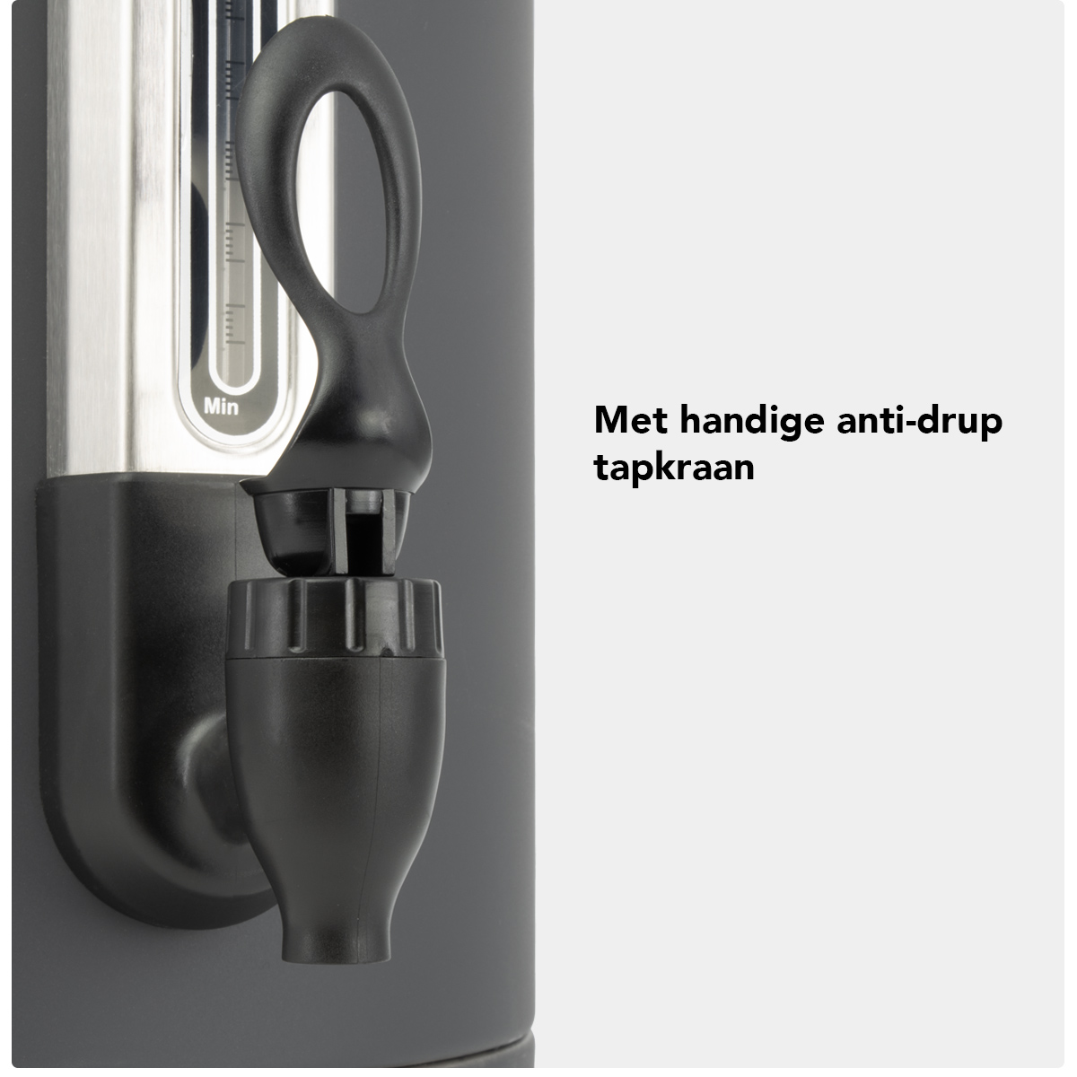 Close-up van een zwarte kraan met zilveren waterniveau-indicator.