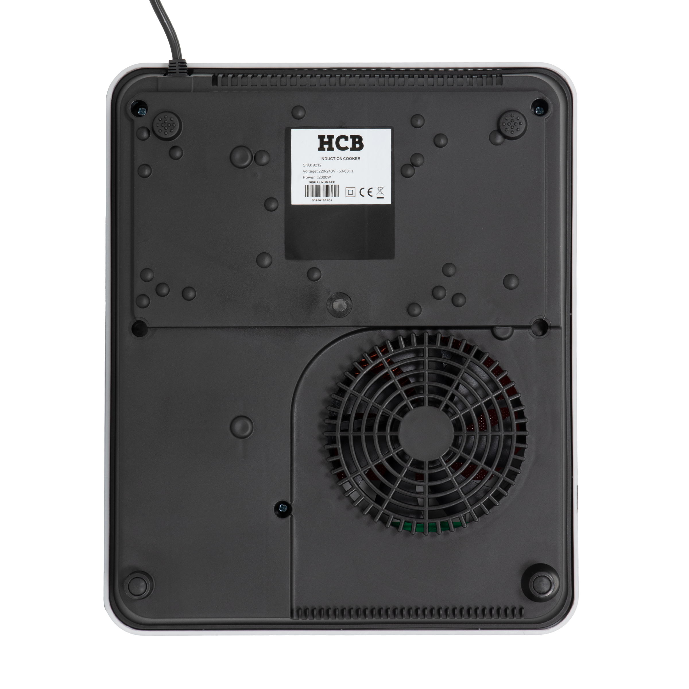 Onderkant van een inductiekookplaat met ventilator, etiket en voetjes.