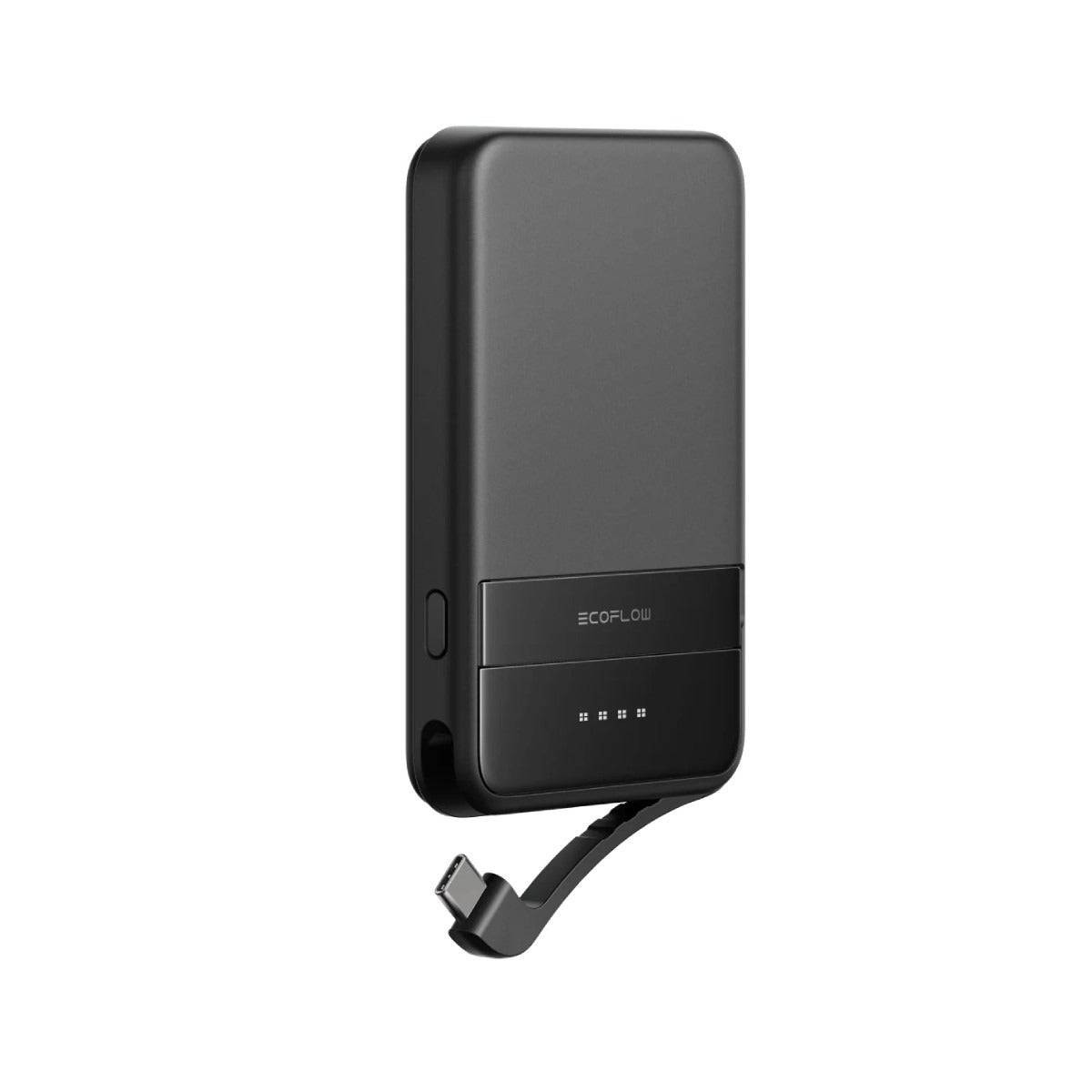 Czarny power bank EcoFlow z kablem USB-C i wskaźnikami ładowania.