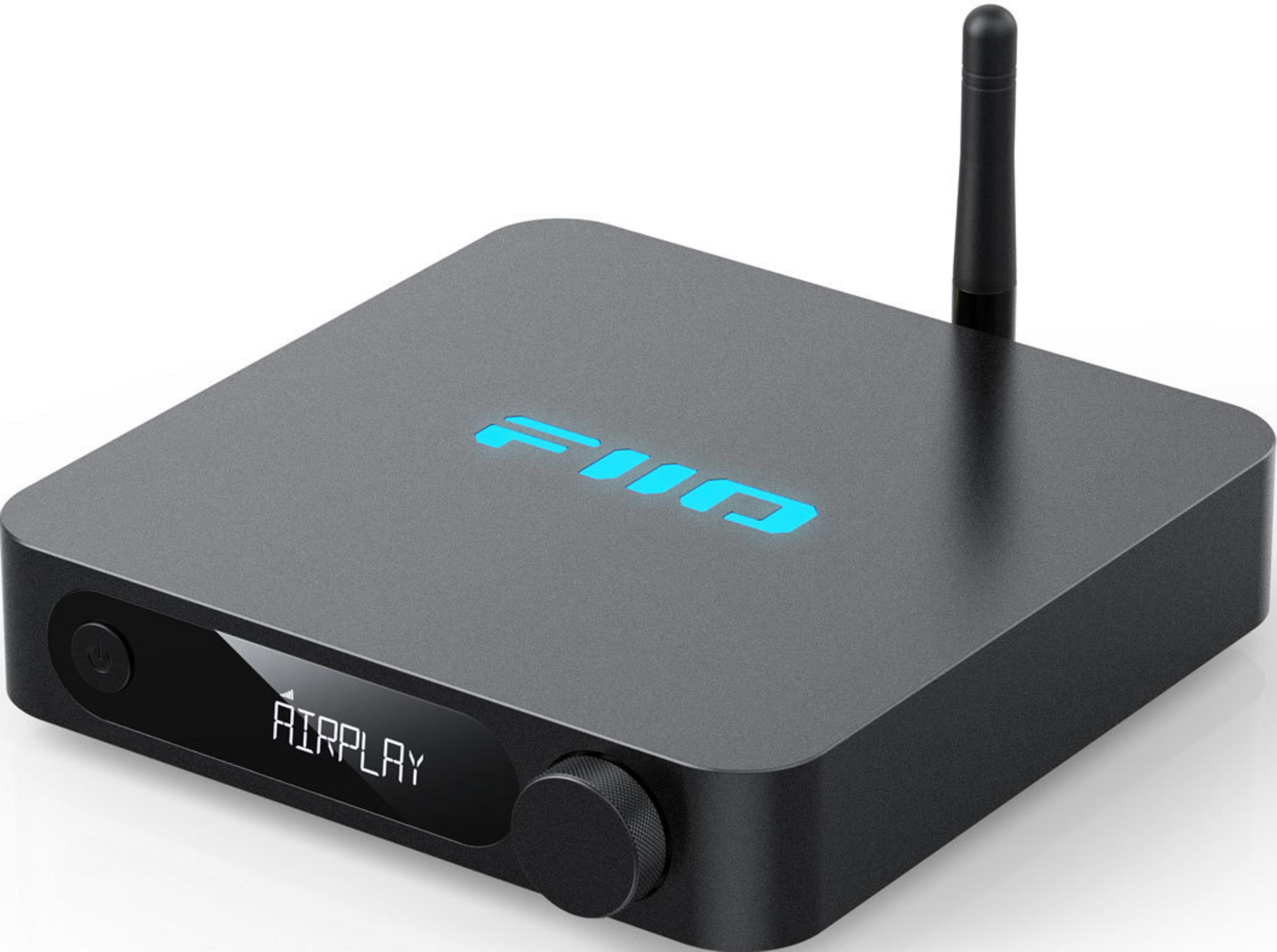 Dispositivo de audio negro con antena, pantalla dice AIRPLAY, logo iluminado.