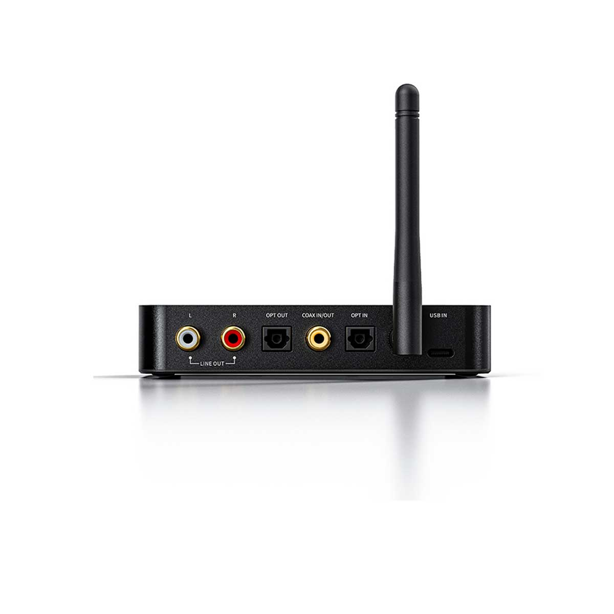 Un dispositivo de audio negro con antena y varios puertos en la parte trasera.