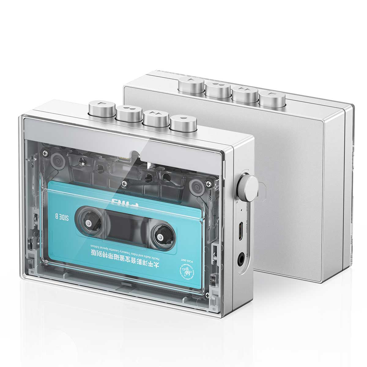 Registratore a cassette argentato con cassetta blu, pulsanti e manopole argentate.