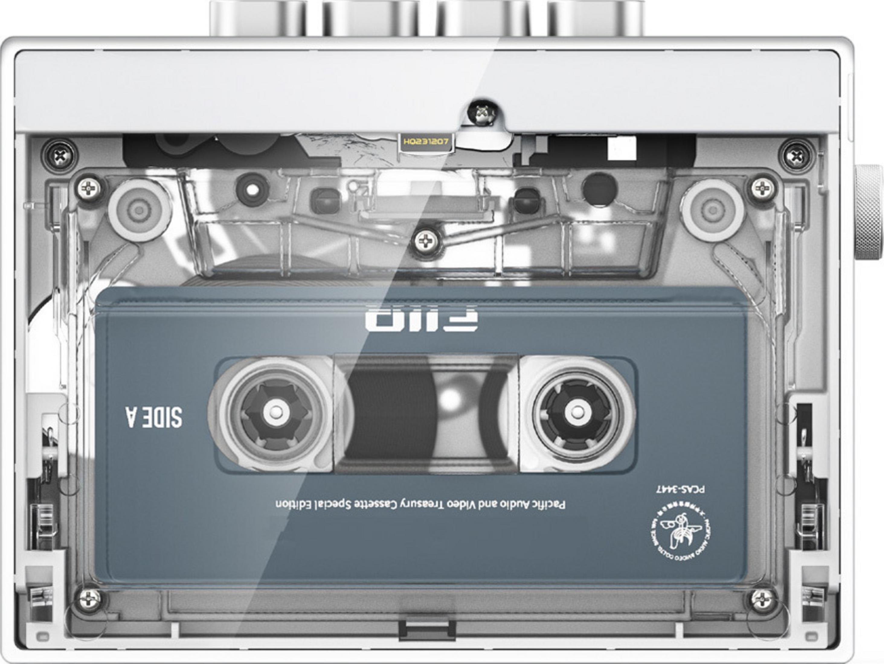 Un lettore di cassette trasparente mostra una cassetta blu etichettata 'SIDE A'.
