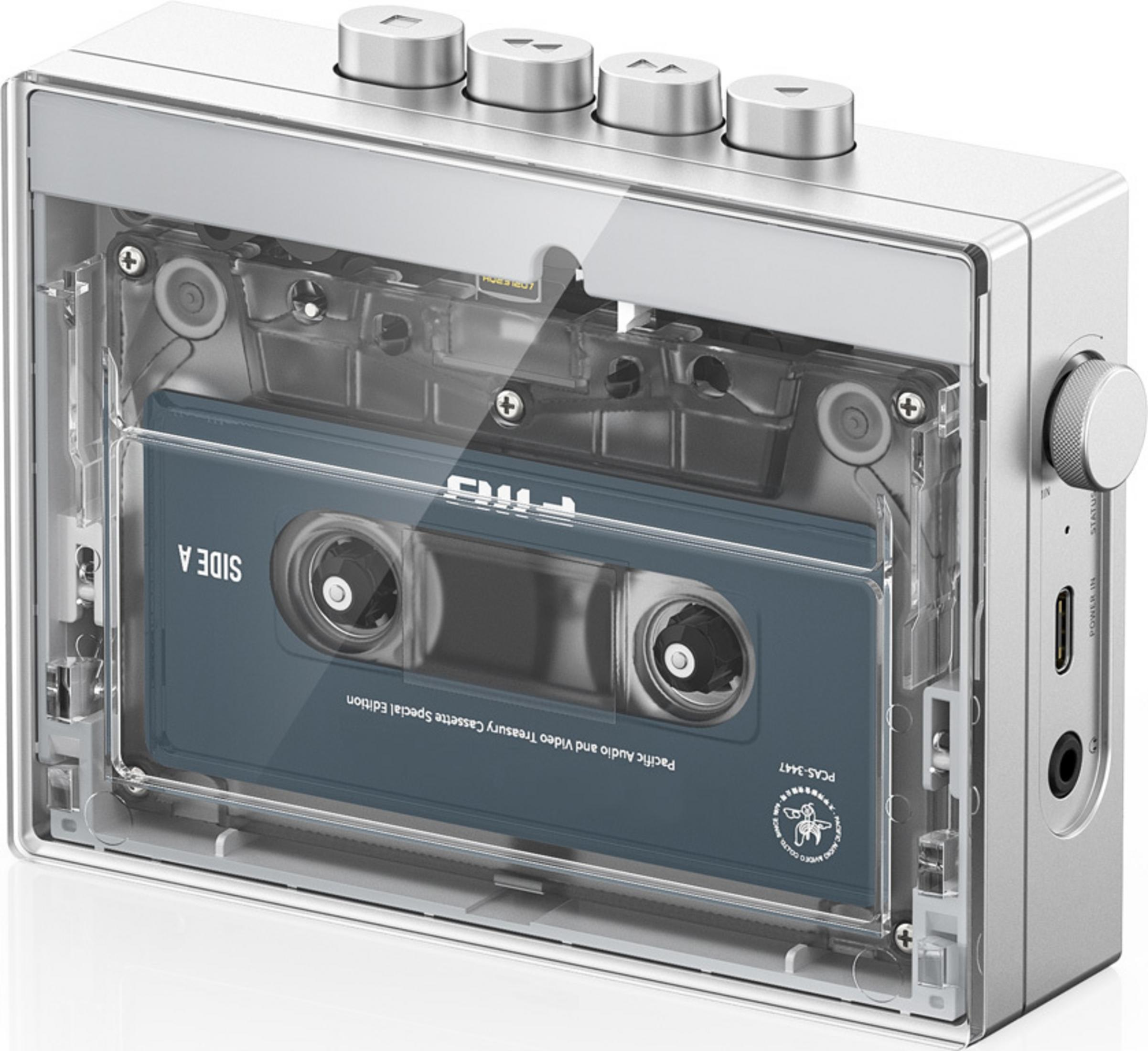 Registratore a cassette argentato con custodia trasparente e cassetta blu.