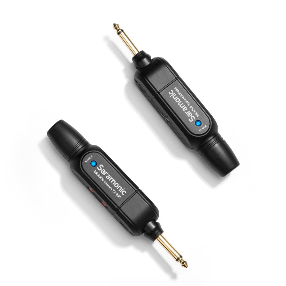 Dos transmisores Saramonic Blink800 TX-635 negros con conectores jack sobre fondo blanco.