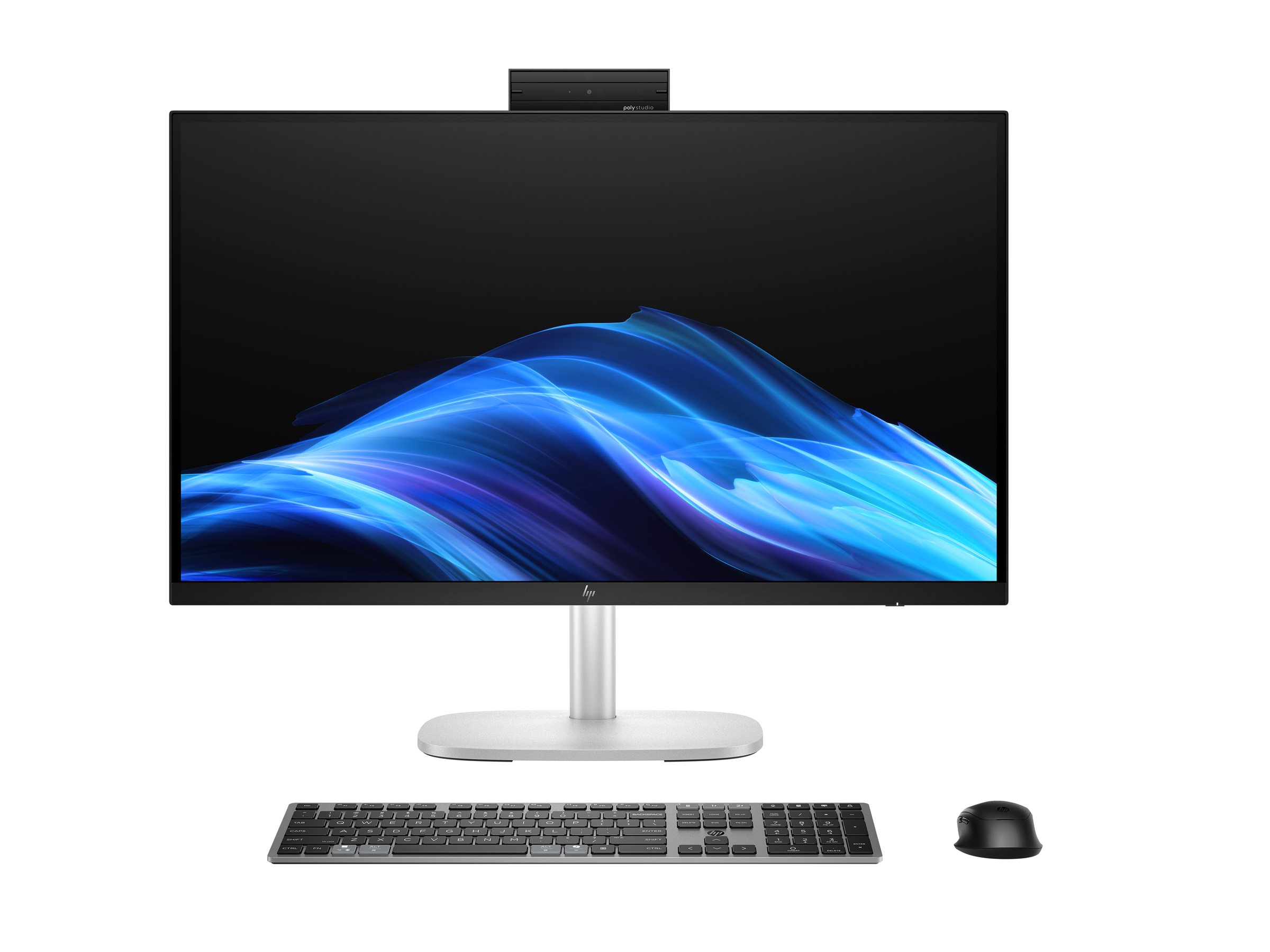Monitor HP z klawiaturą, myszą i kamerą Poly Studio na białym tle.