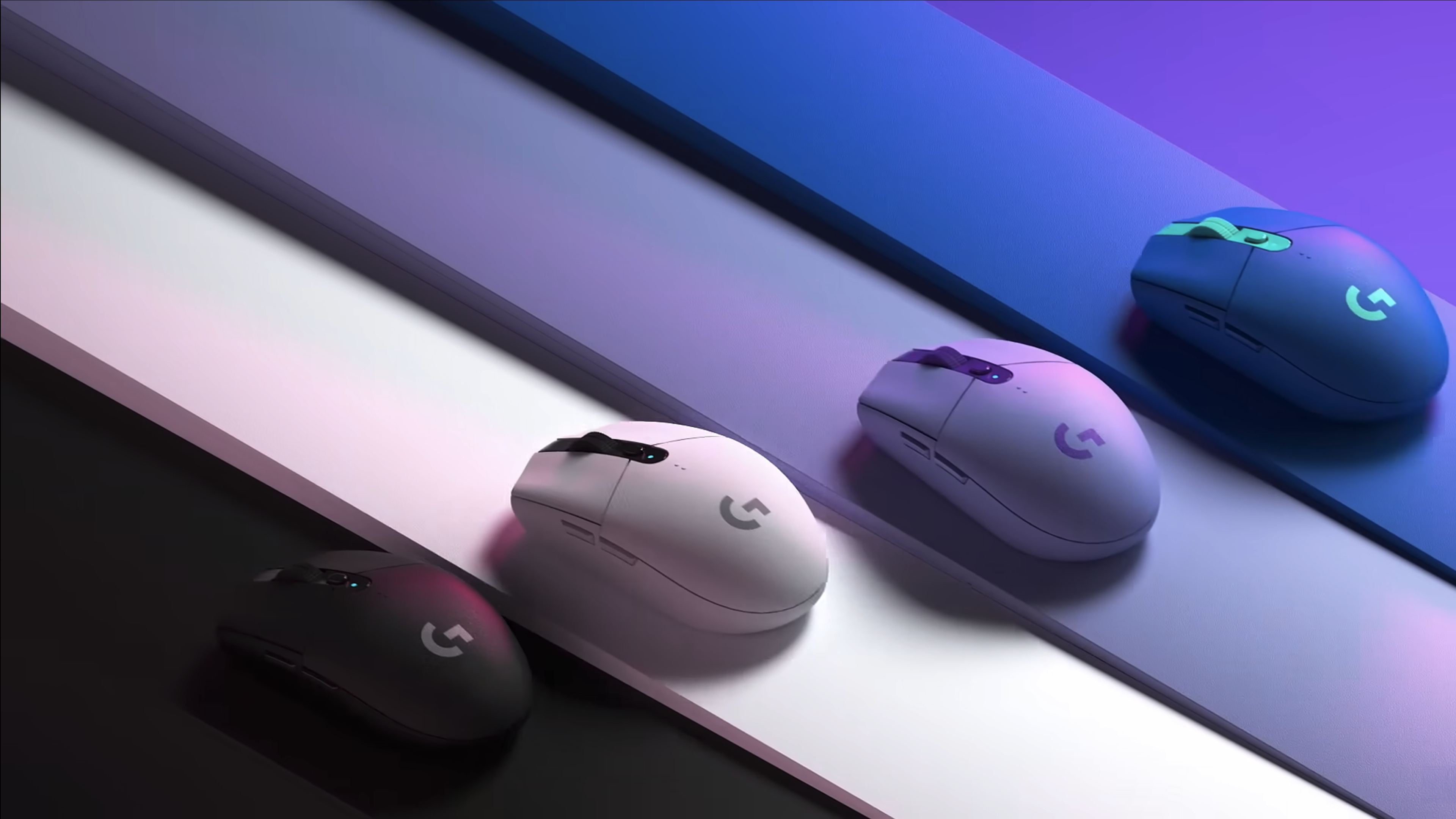 Cztery myszy Logitech w kolorach czarnym, białym, fioletowym i niebieskim na pochyłych płaszczyznach.
