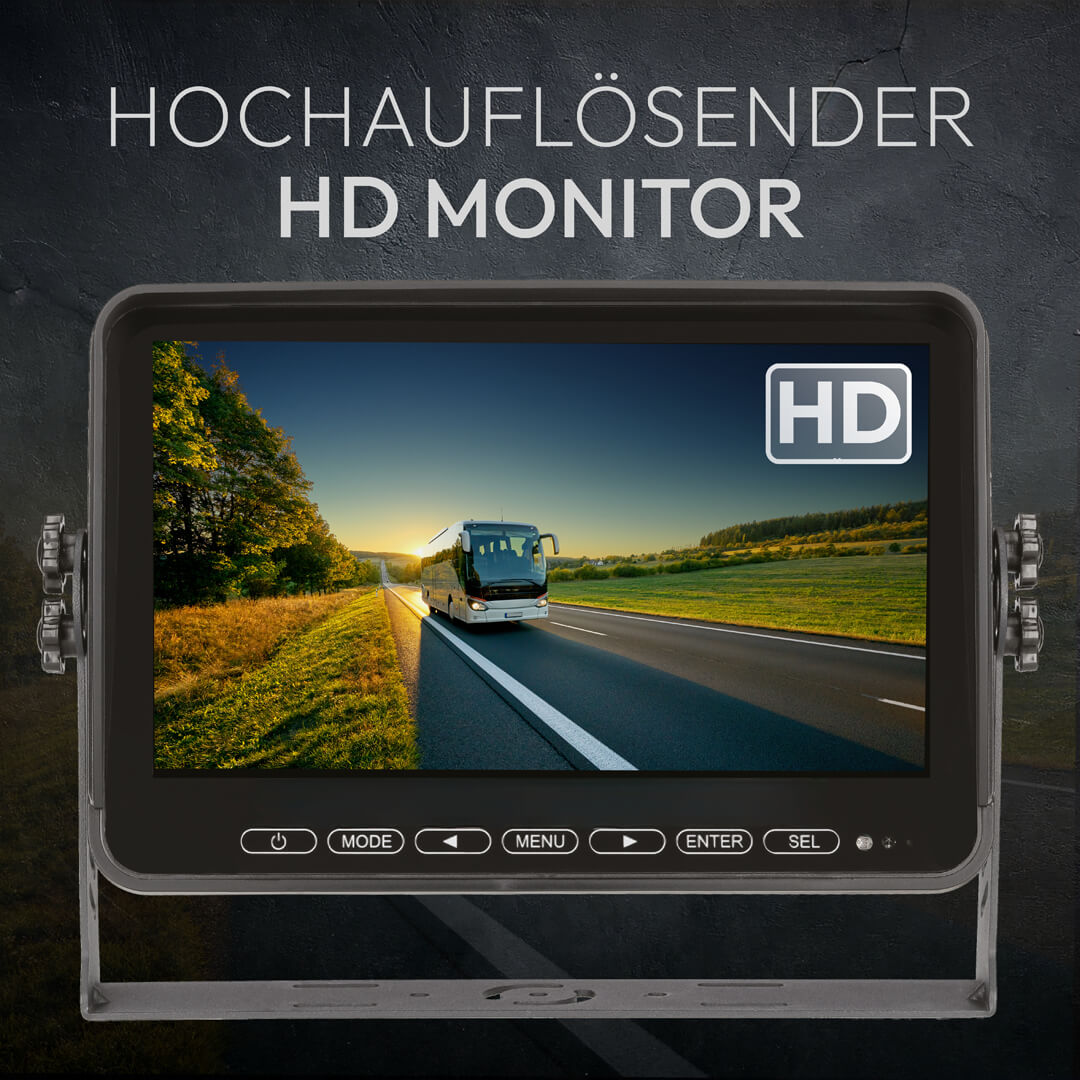 HD-Monitor zeigt eine Reisebus auf einer Straße bei Sonnenuntergang.