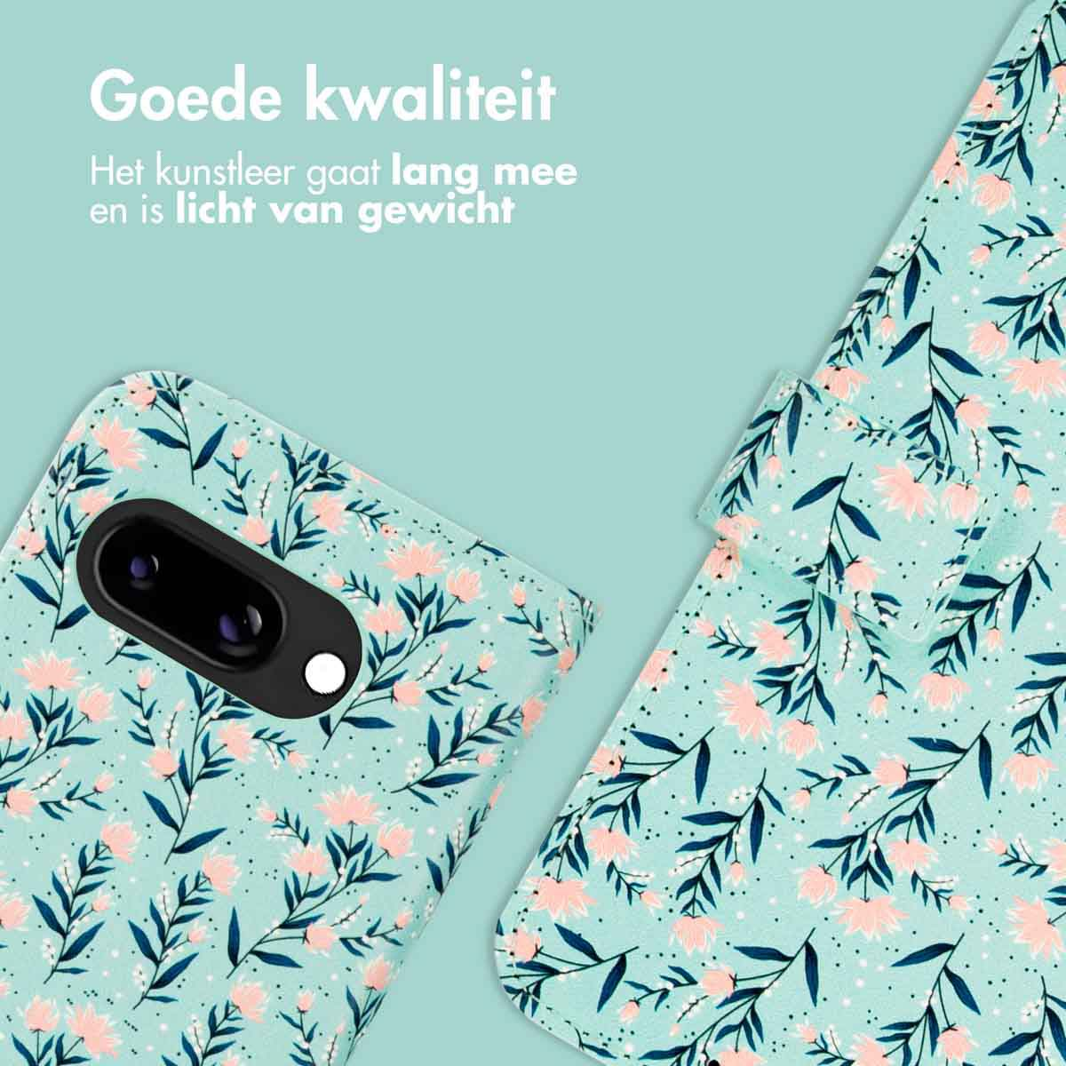 Lichtblauwe telefoonhoes met roze bloemen en groene bladeren.