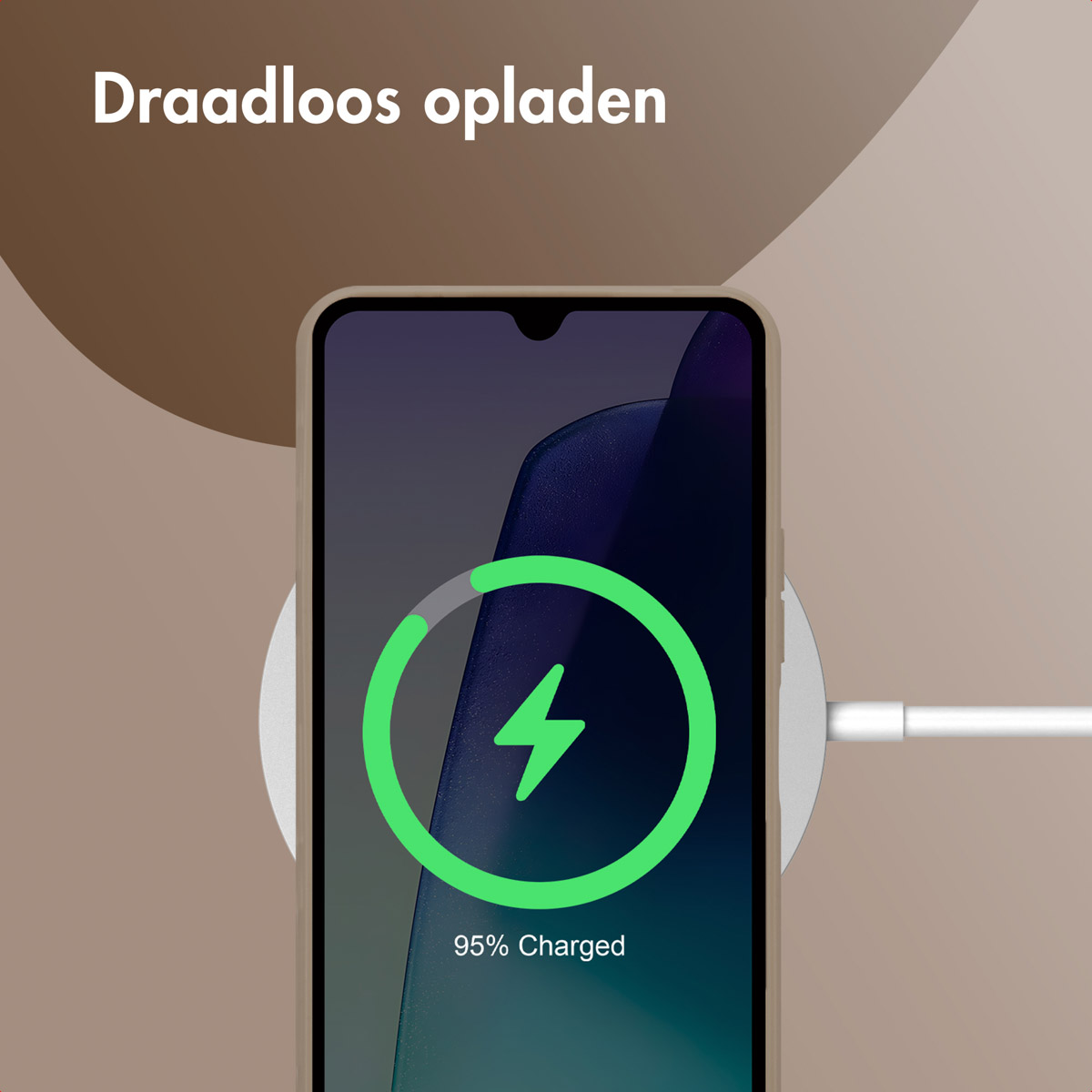Een smartphone laadt draadloos op een oplaadstation. Het toont 95% geladen.