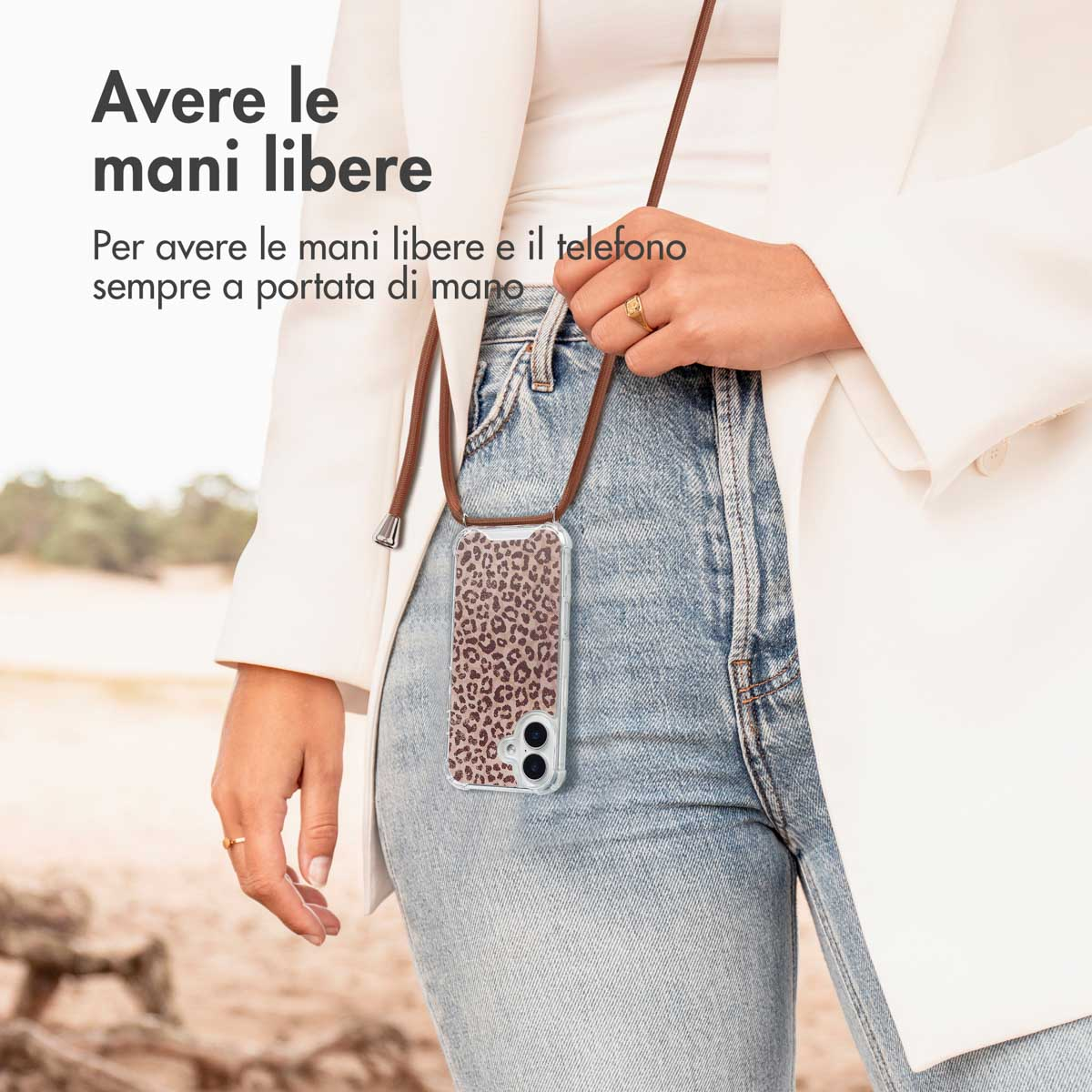 Une personne porte un téléphone à motif léopard avec une lanière sur un jean.