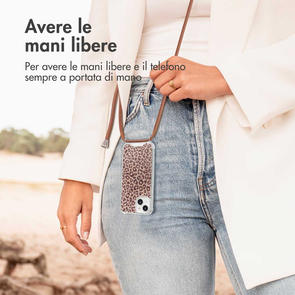 Femme avec coque de téléphone léopard et cordon. Mains libres.