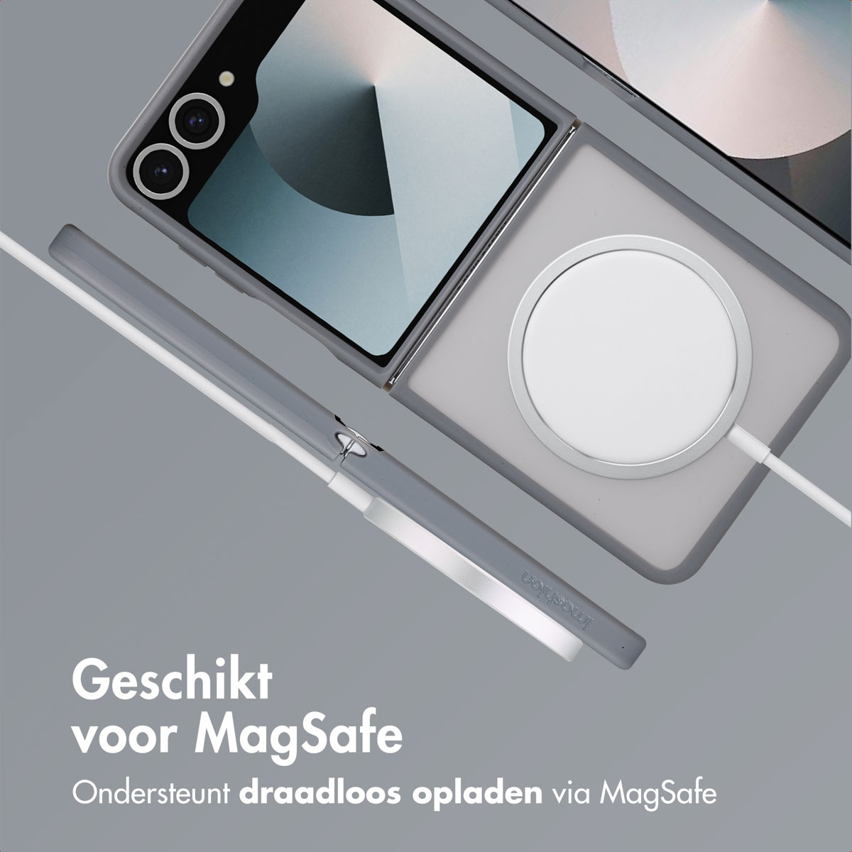 Grijze telefoonhoes met MagSafe lader en witte kabel op de achtergrond.