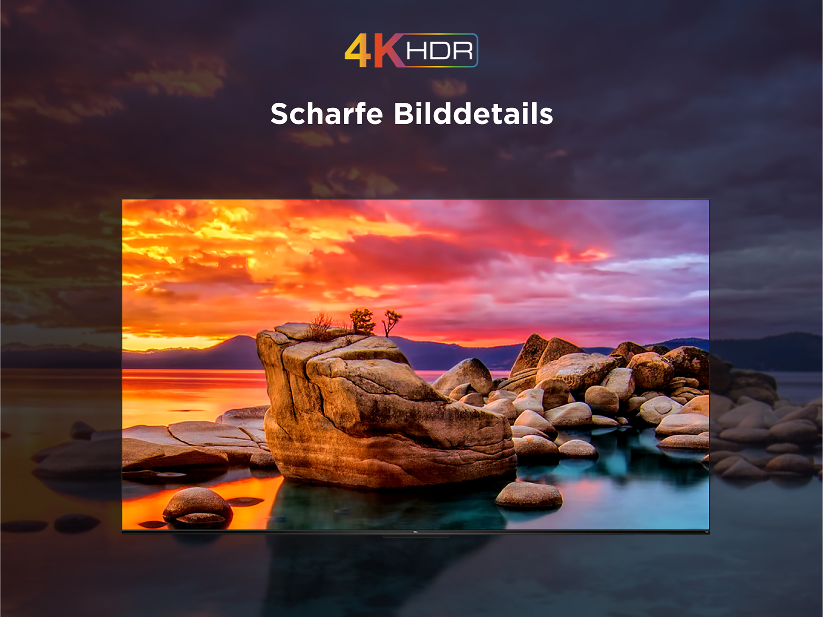 Zachód słońca nad jeziorem z kamieniami i drzewami na pierwszym planie.