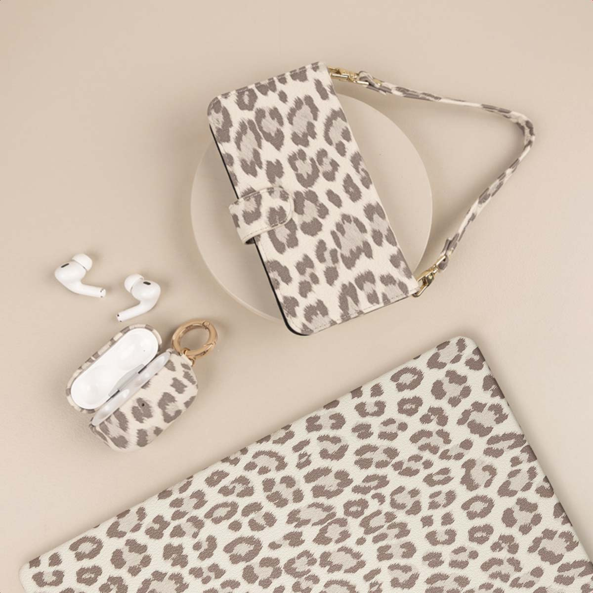 Luipaardprint accessoires: telefoonhoesje, AirPods-hoesje.