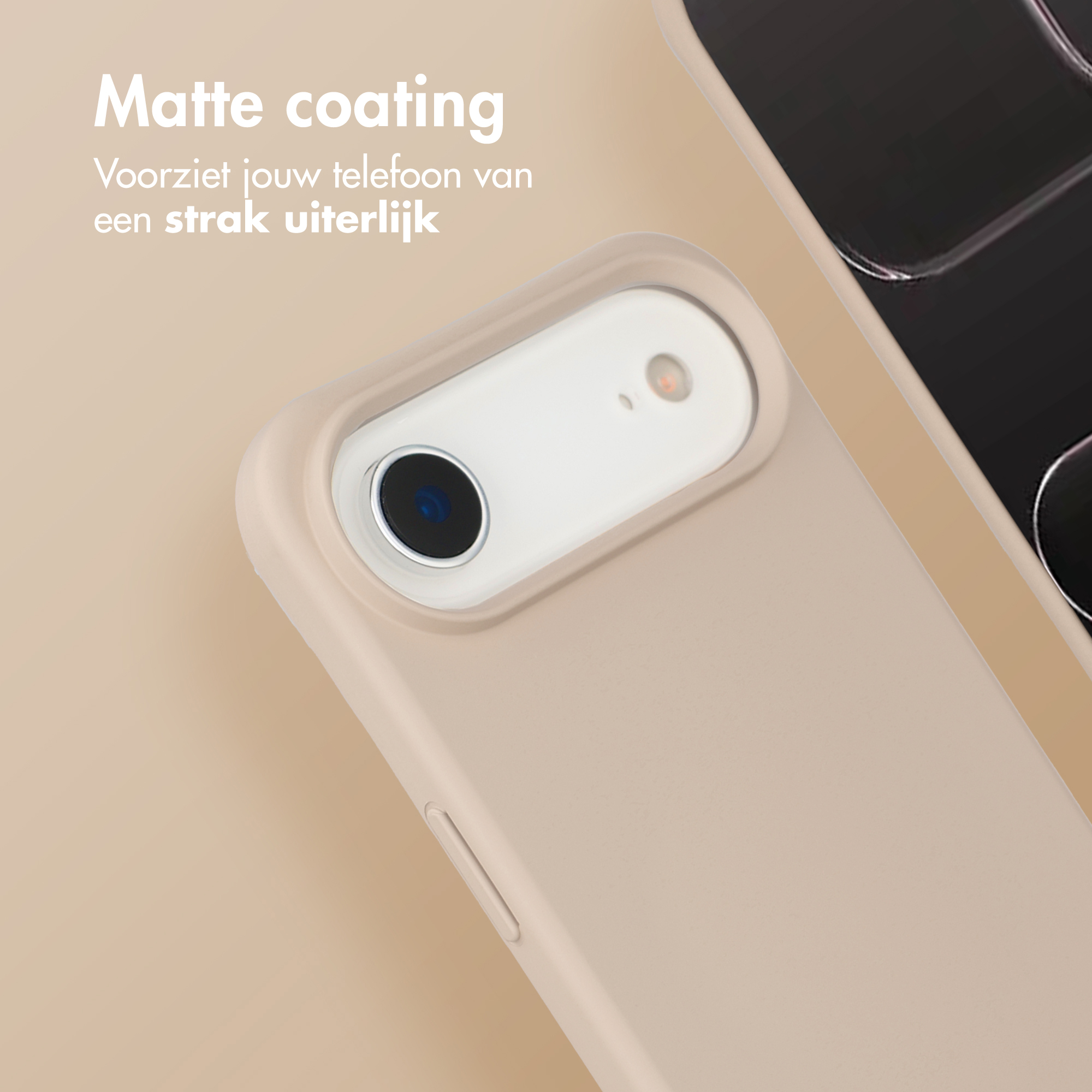 Een beige telefoonhoesje met camera-uitsparing en een gladde afwerking.